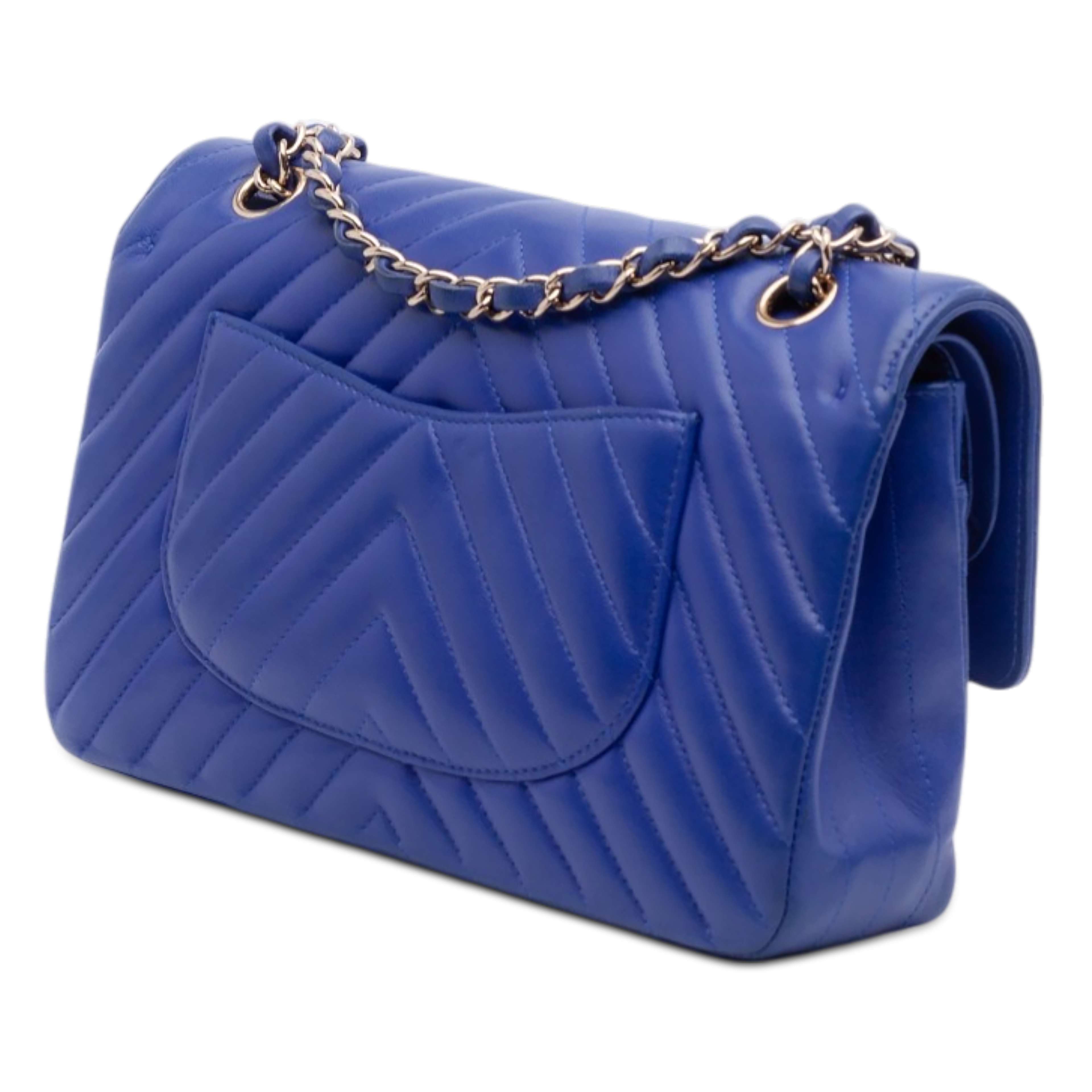 Chanel Medium Classic Chevron Lambskin Double Flap, från Luxclusif, i färgen blue. Klicka för att öppna bilden i stort format