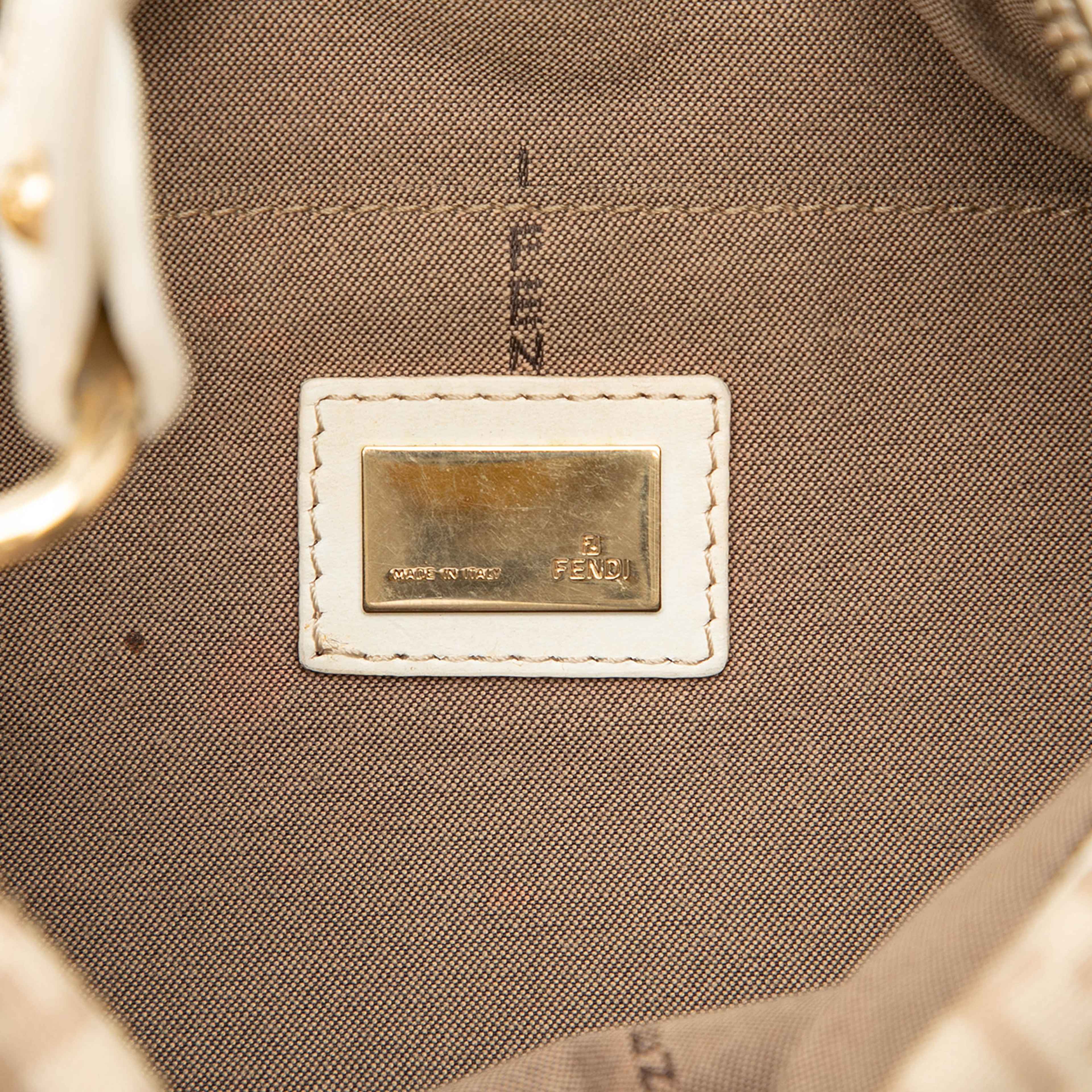 Fendi Zucchino Canvas Chef Pocket Shoulder Bag, från Luxclusif, i färgen vit. Klicka för att öppna bilden i stort format