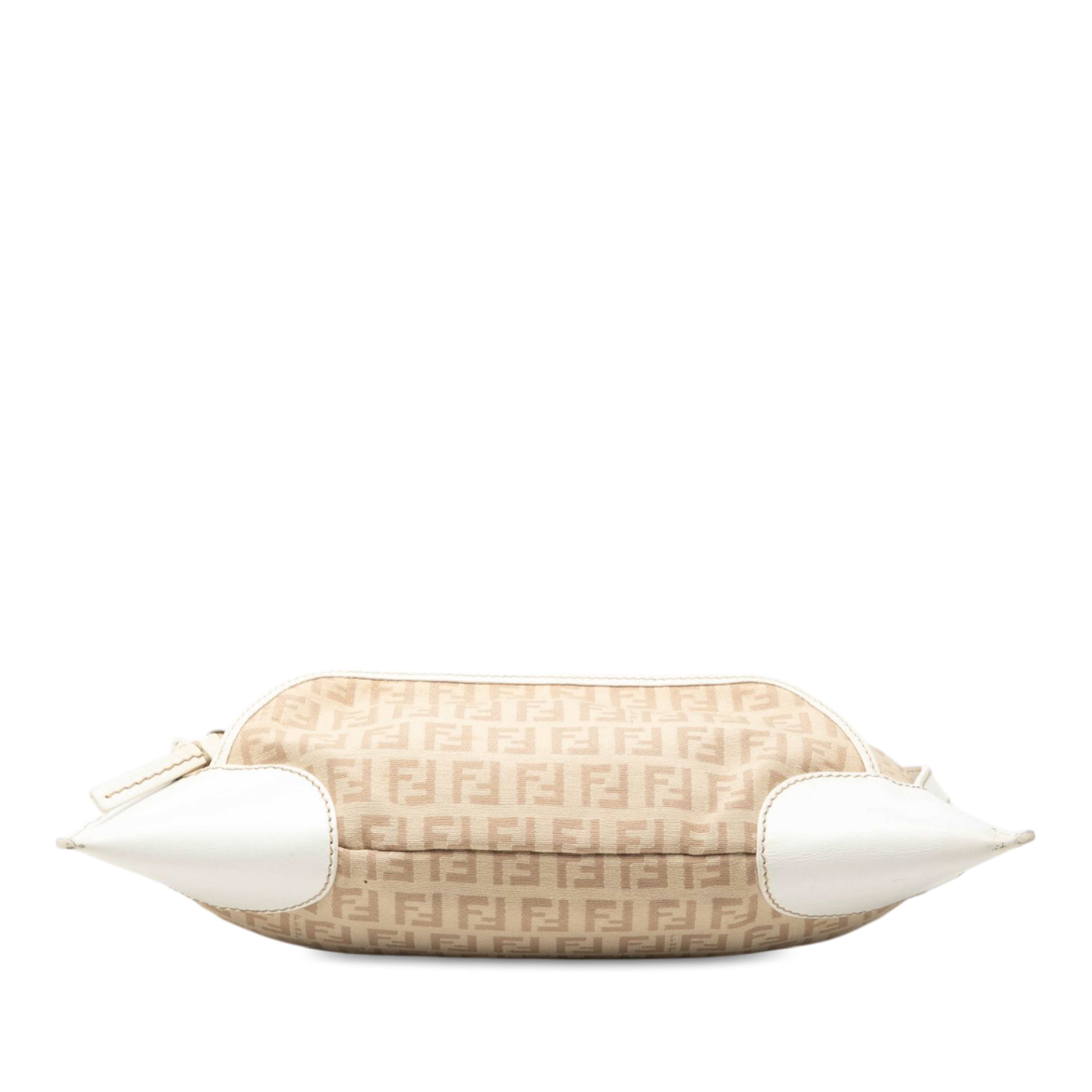 Fendi Zucchino Canvas Chef Pocket Shoulder Bag, från Luxclusif, i färgen vit. Klicka för att öppna bilden i stort format