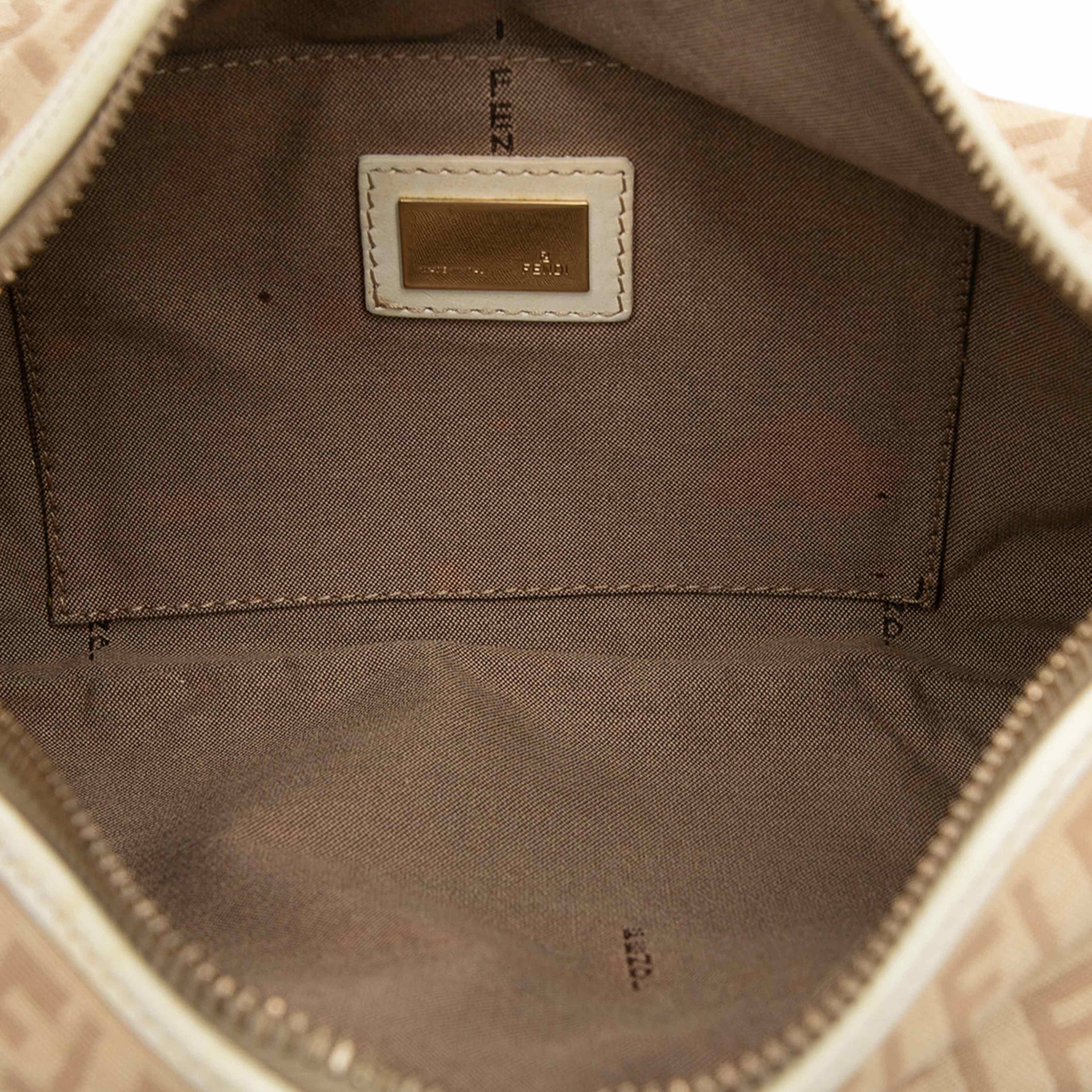 Fendi Zucchino Canvas Chef Pocket Shoulder Bag, från Luxclusif, i färgen vit. Klicka för att öppna bilden i stort format
