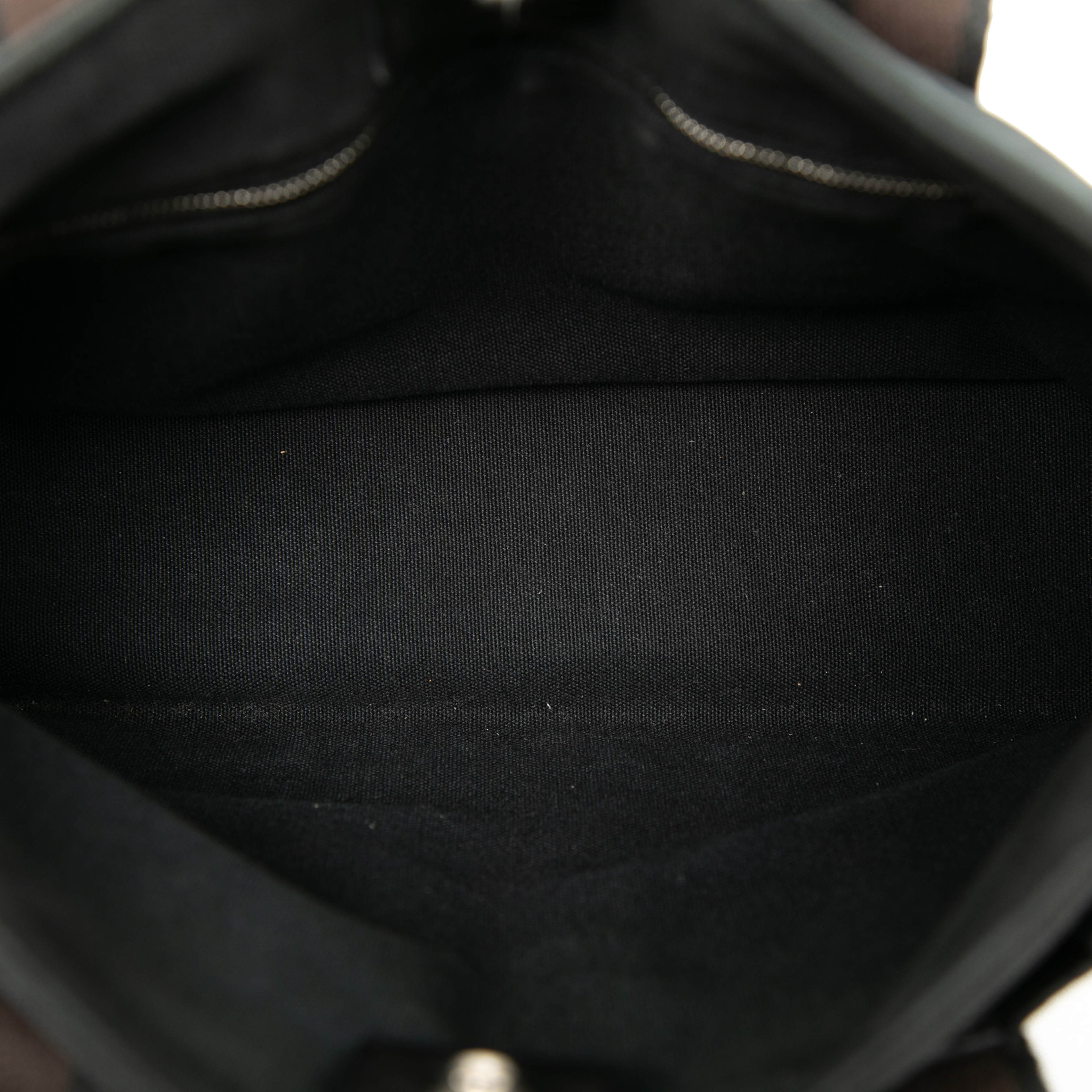 Hermès Canvas Sac Troca Horizontal Pm, från Luxclusif, i färgen black. Klicka för att öppna bilden i stort format