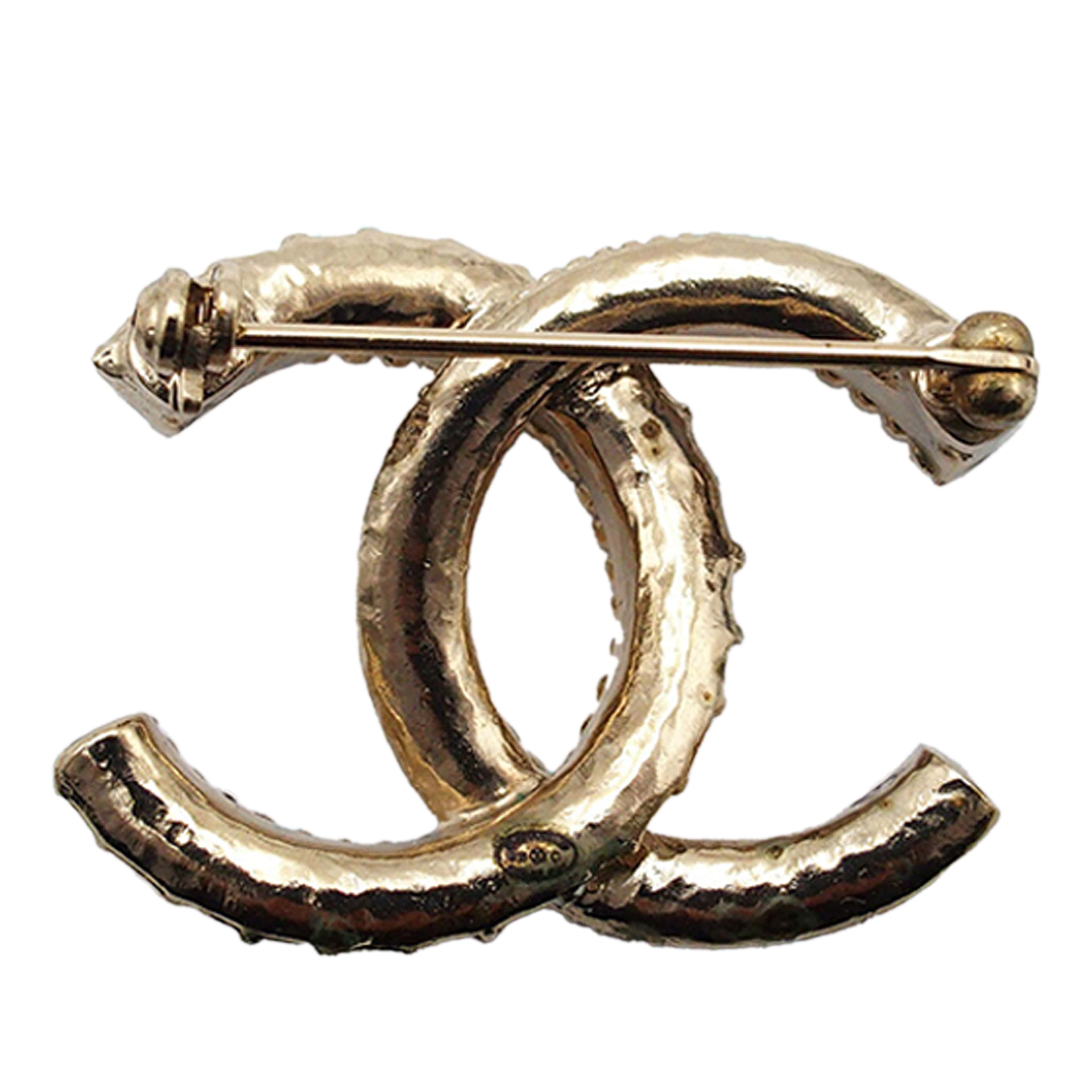 Chanel Gold Plated Lacquered Cc Brooch, från Luxclusif, i färgen guld. Klicka för att öppna bilden i stort format