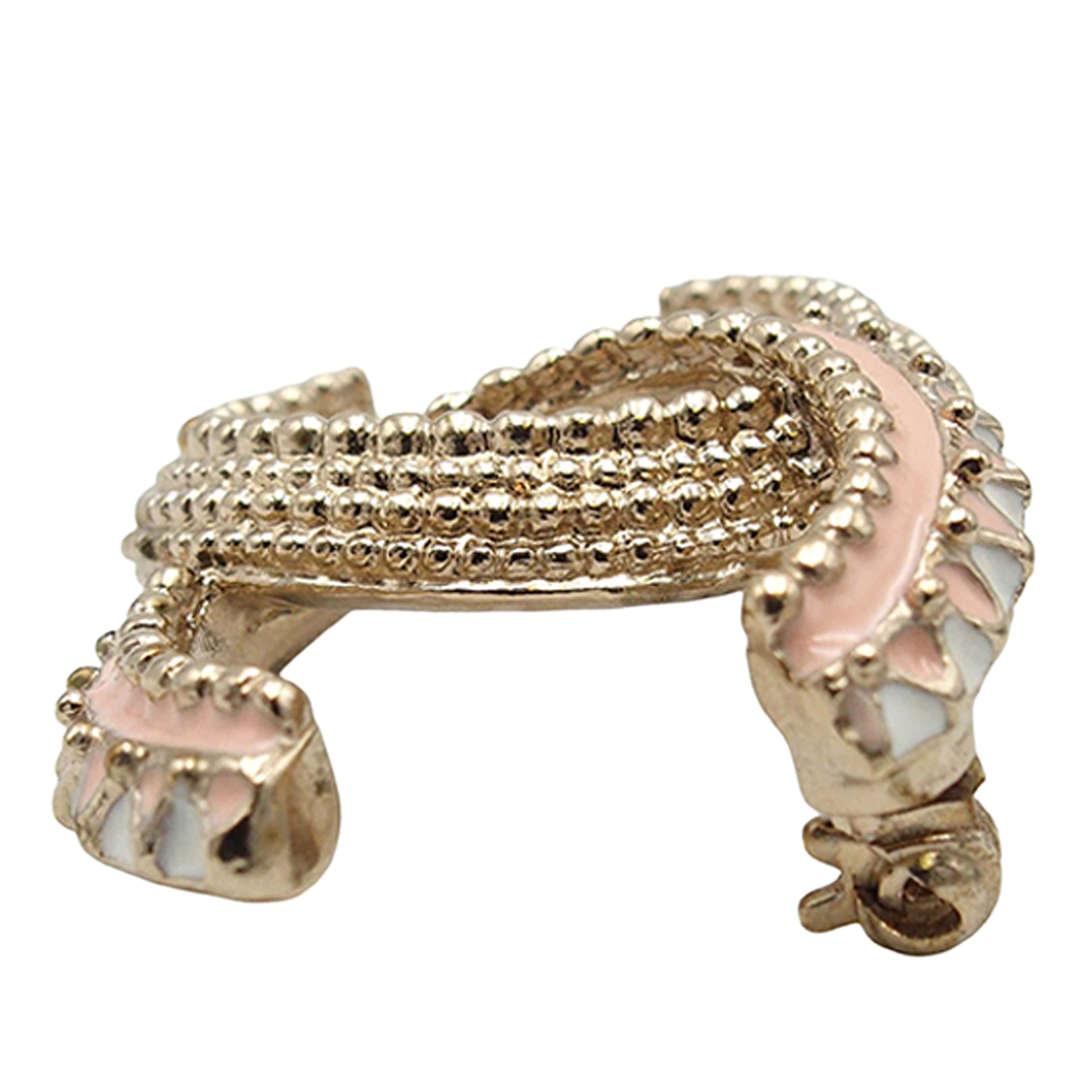 Chanel Gold Plated Lacquered Cc Brooch, från Luxclusif, i färgen guld. Klicka för att öppna bilden i stort format
