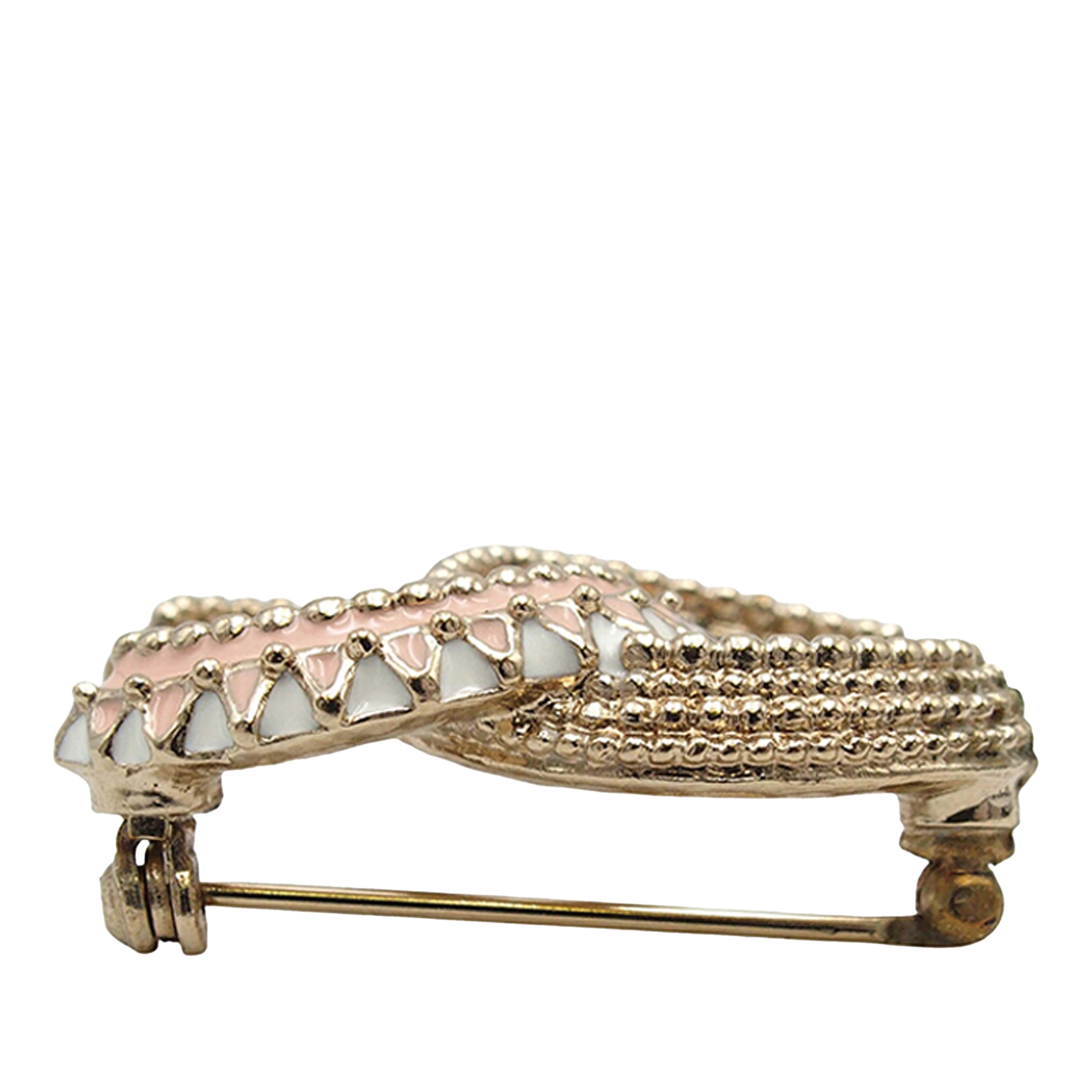 Chanel Gold Plated Lacquered Cc Brooch, från Luxclusif, i färgen guld. Klicka för att öppna bilden i stort format