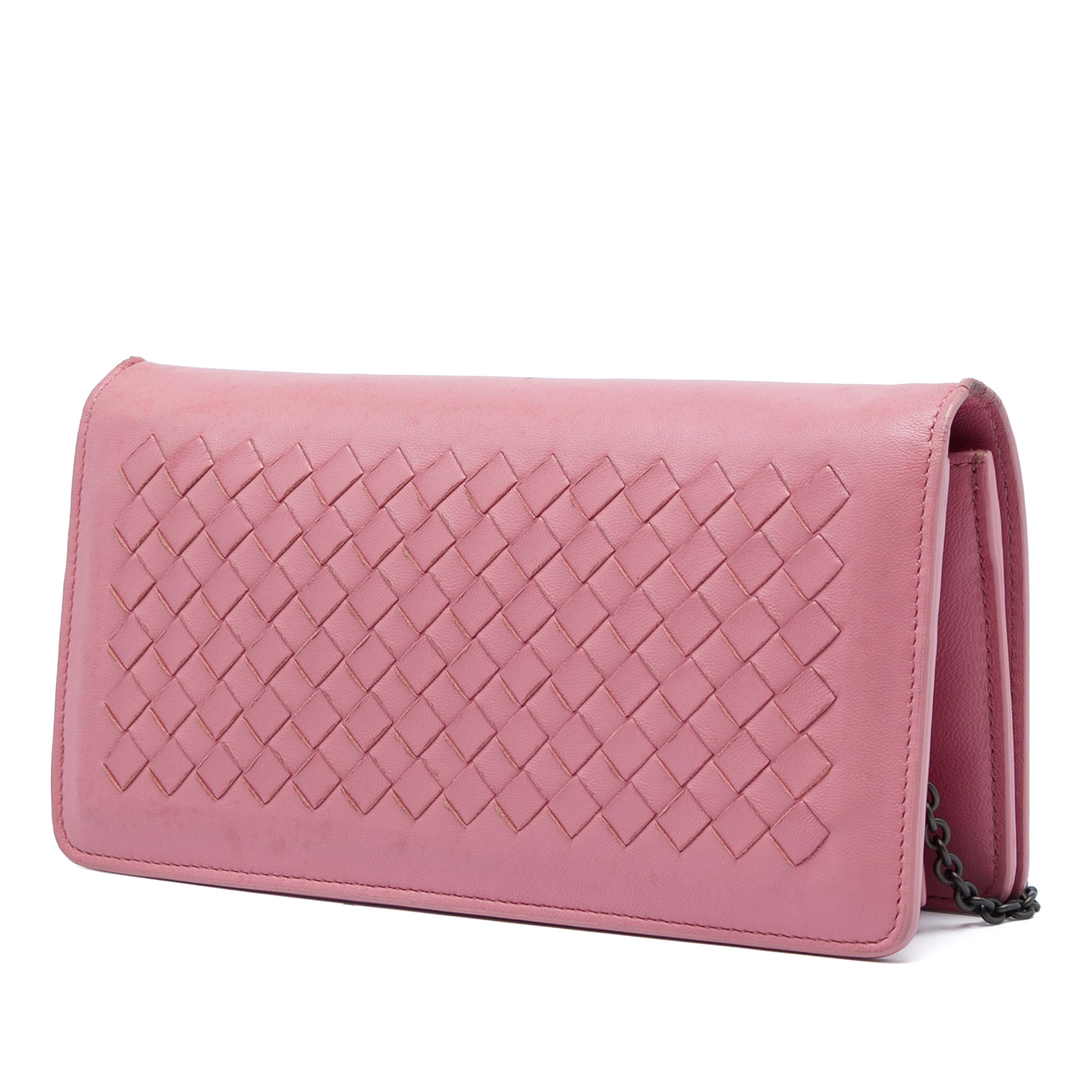 Bottega Veneta Nappa Intrecciato Continental Wallet On Chain, från Luxclusif, i färgen rosa. Klicka för att öppna bilden i stort format