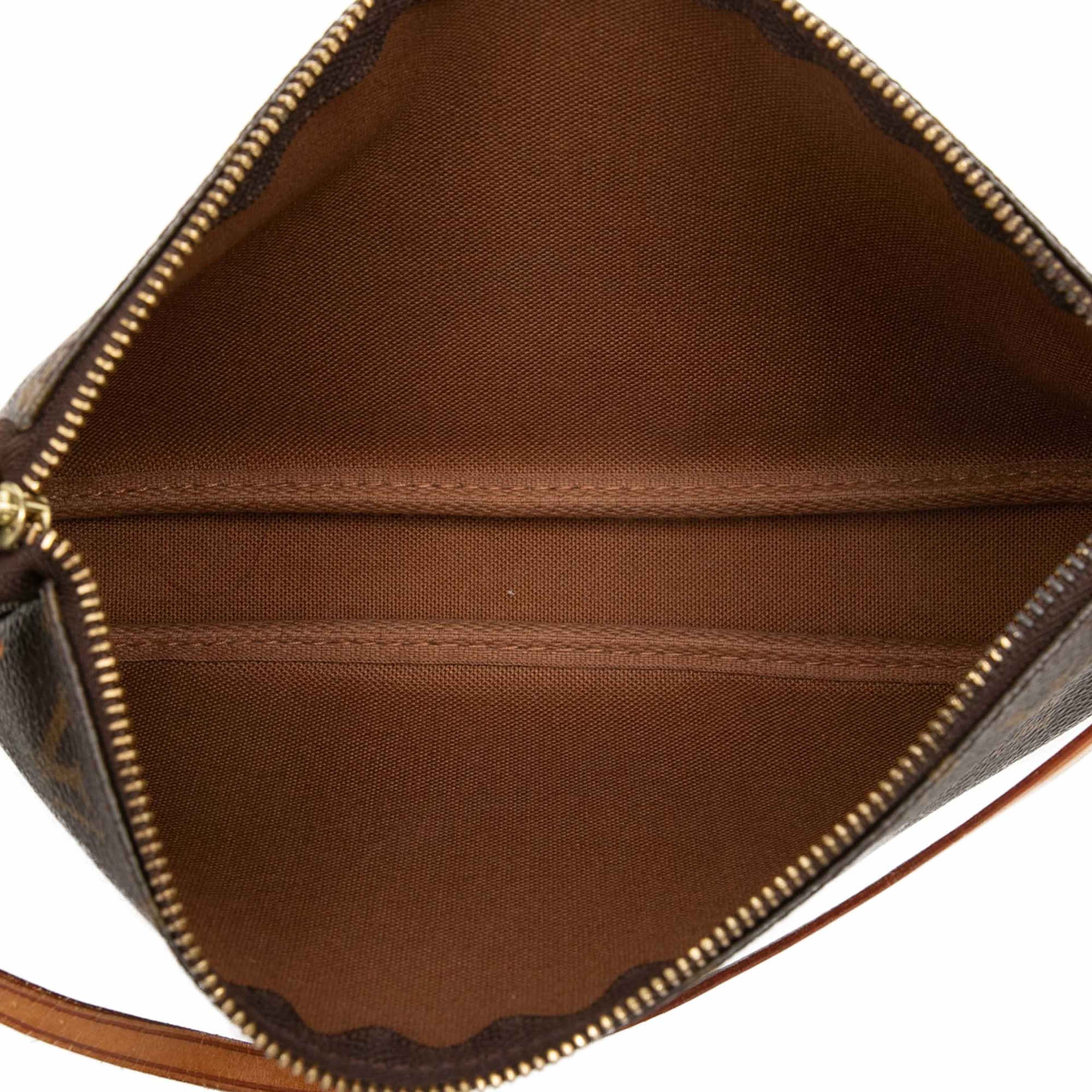 Louis Vuitton Monogram Pochette Accessoires, från Luxclusif, i färgen brun. Klicka för att öppna bilden i stort format