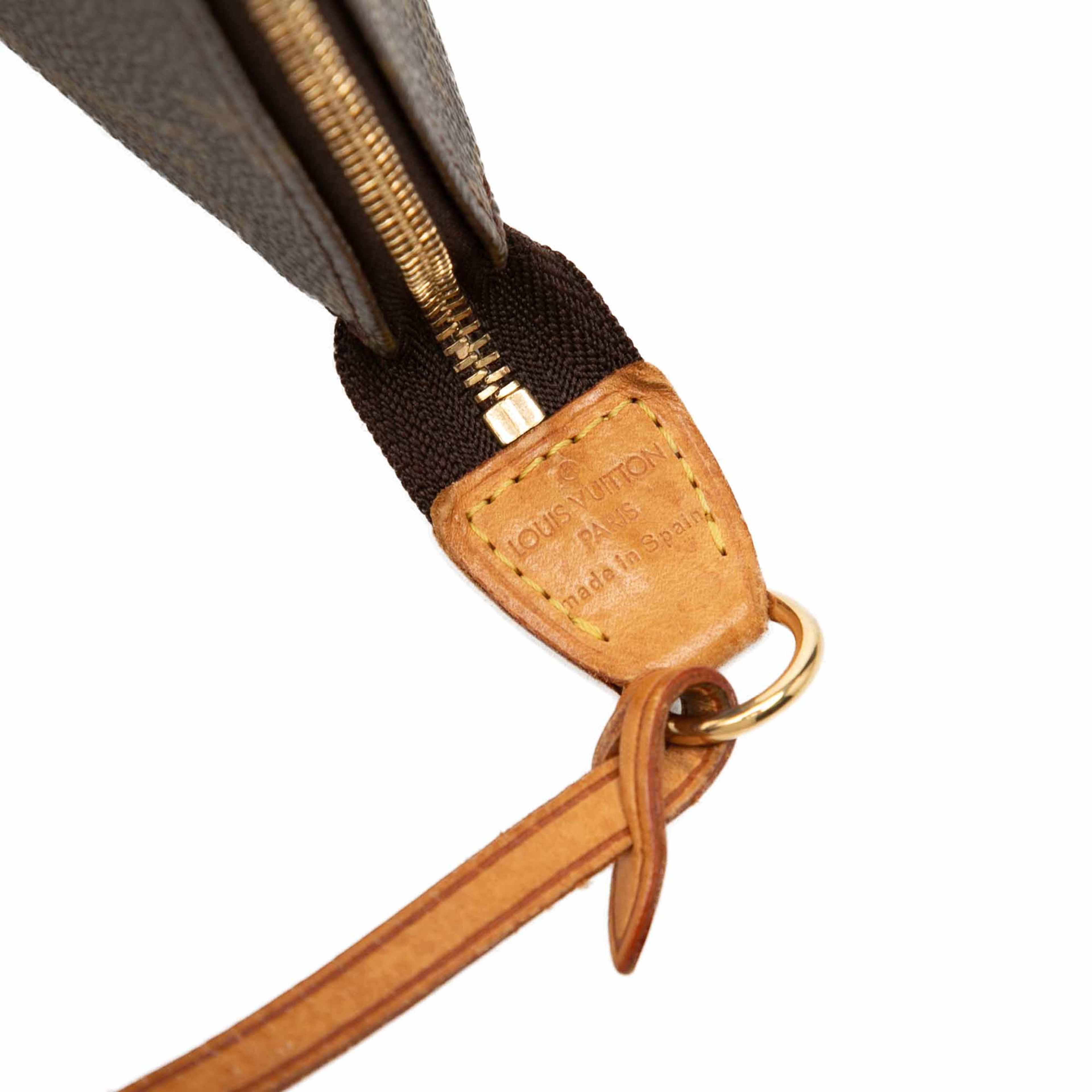 Louis Vuitton Monogram Pochette Accessoires, från Luxclusif, i färgen brun. Klicka för att öppna bilden i stort format