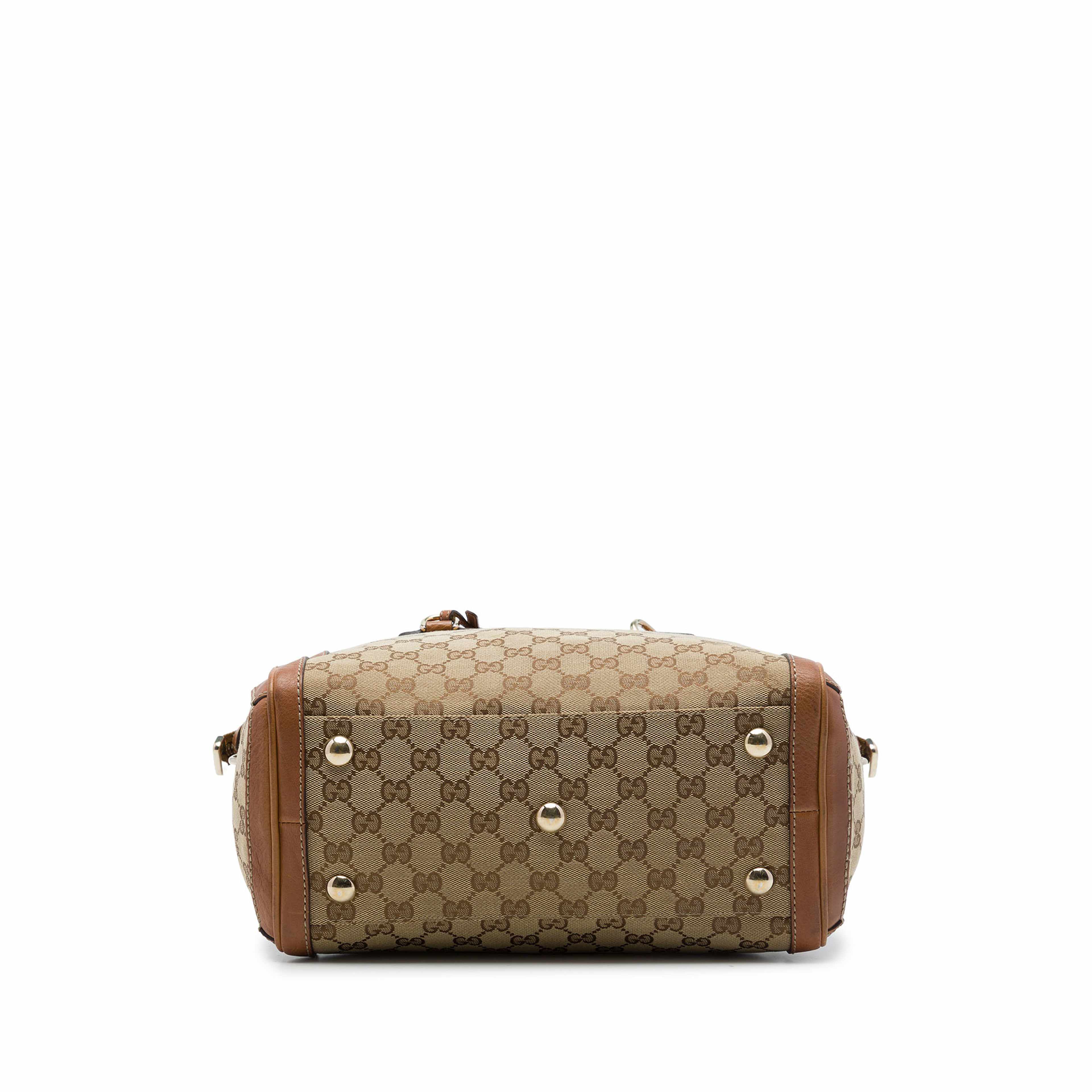 Gucci Medium Gg Canvas Charm Satchel, från Luxclusif, i färgen beige. Klicka för att öppna bilden i stort format