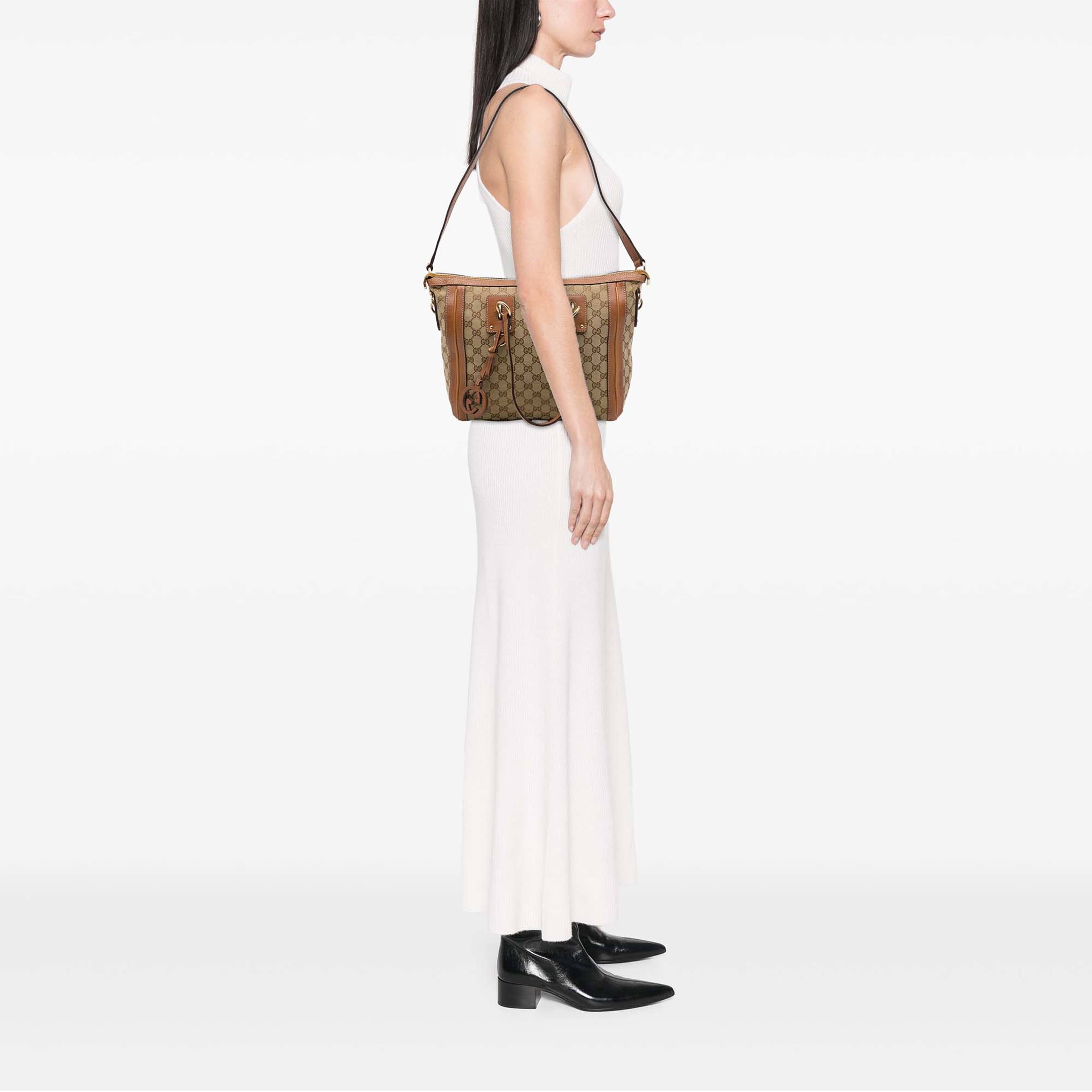 Gucci Medium Gg Canvas Charm Satchel, från Luxclusif, i färgen beige. Klicka för att öppna bilden i stort format
