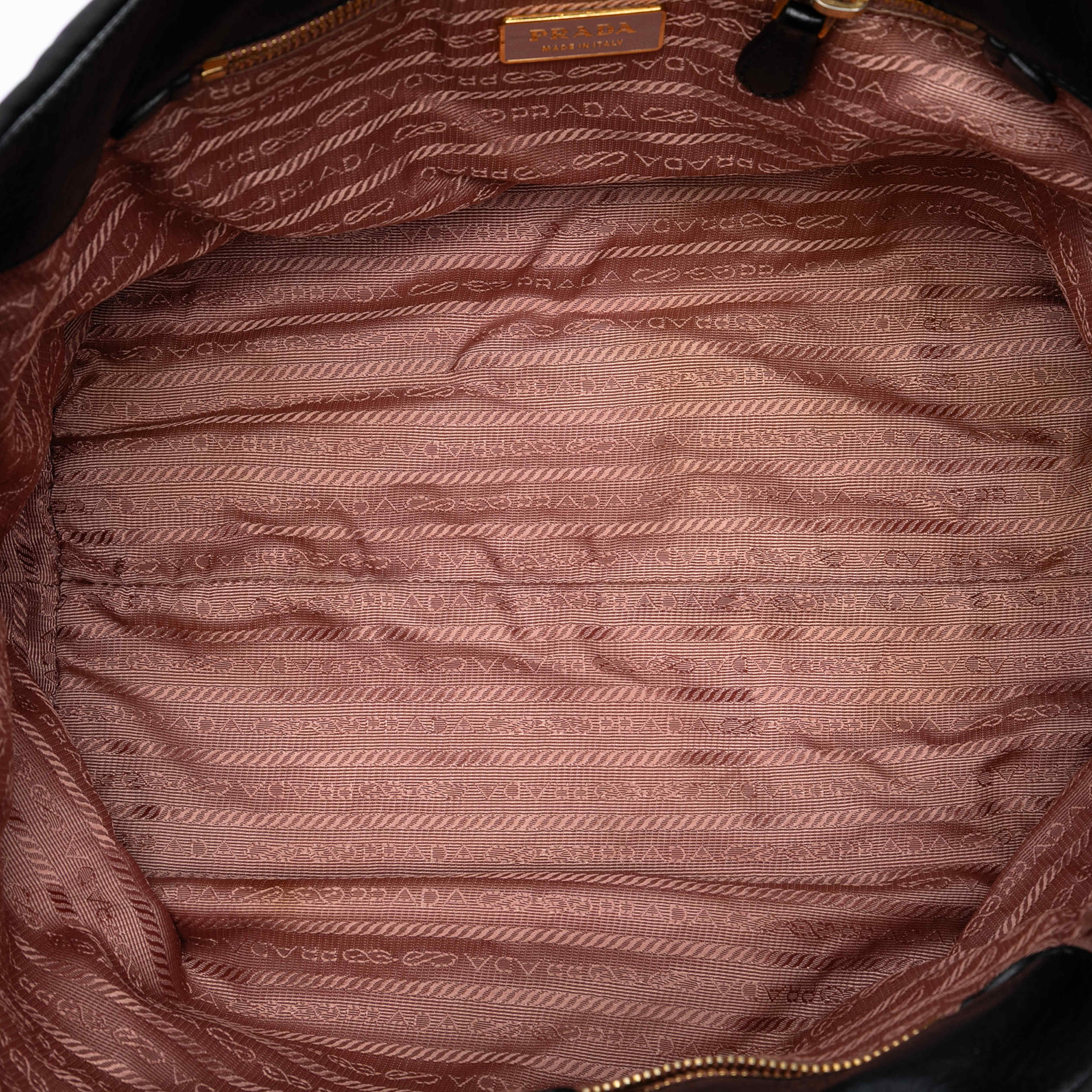 Prada Tessuto Fiocco Bow Tote, från Luxclusif, i färgen black. Klicka för att öppna bilden i stort format