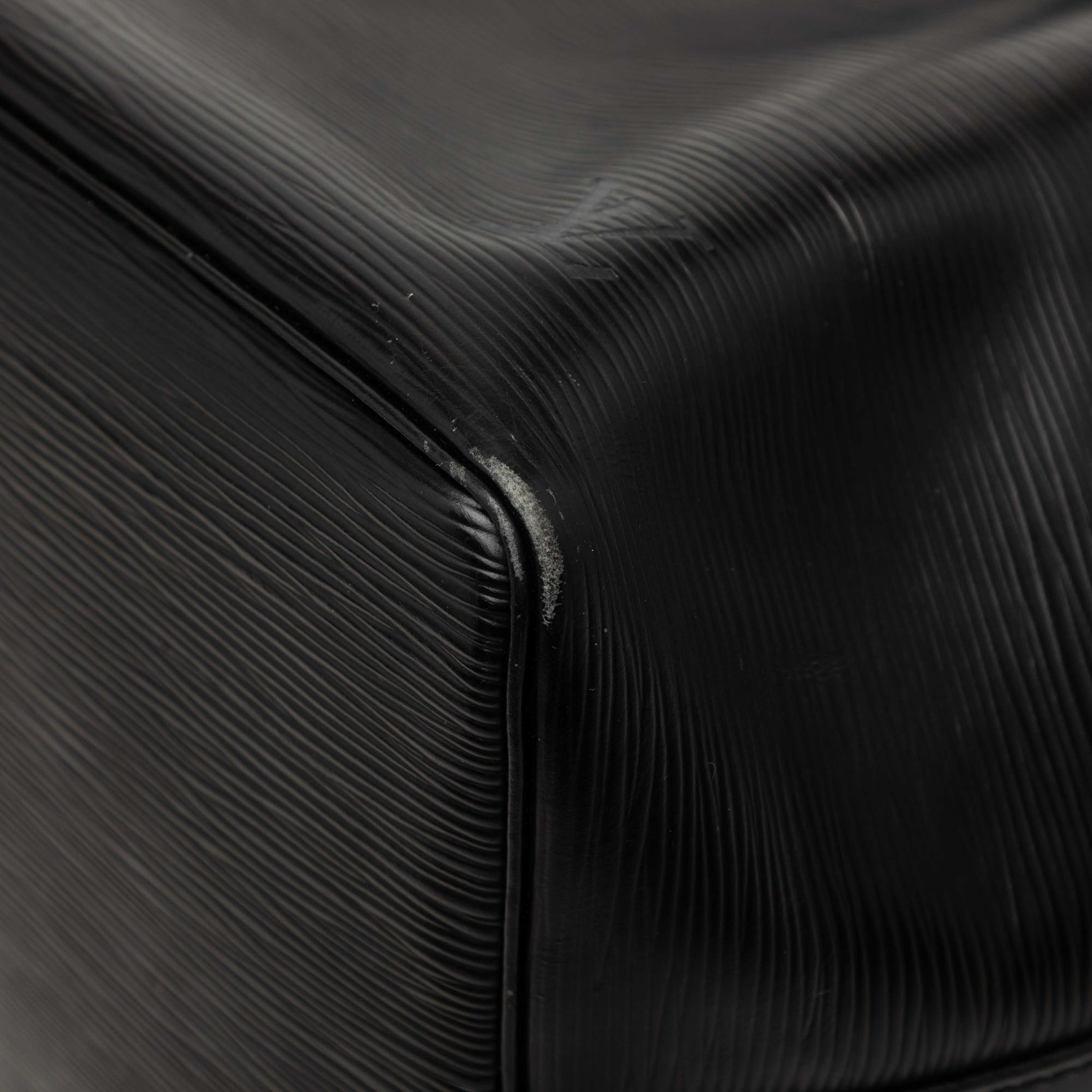 Louis Vuitton Epi Petit Noe, från Luxclusif, i färgen svart. Klicka för att öppna bilden i stort format