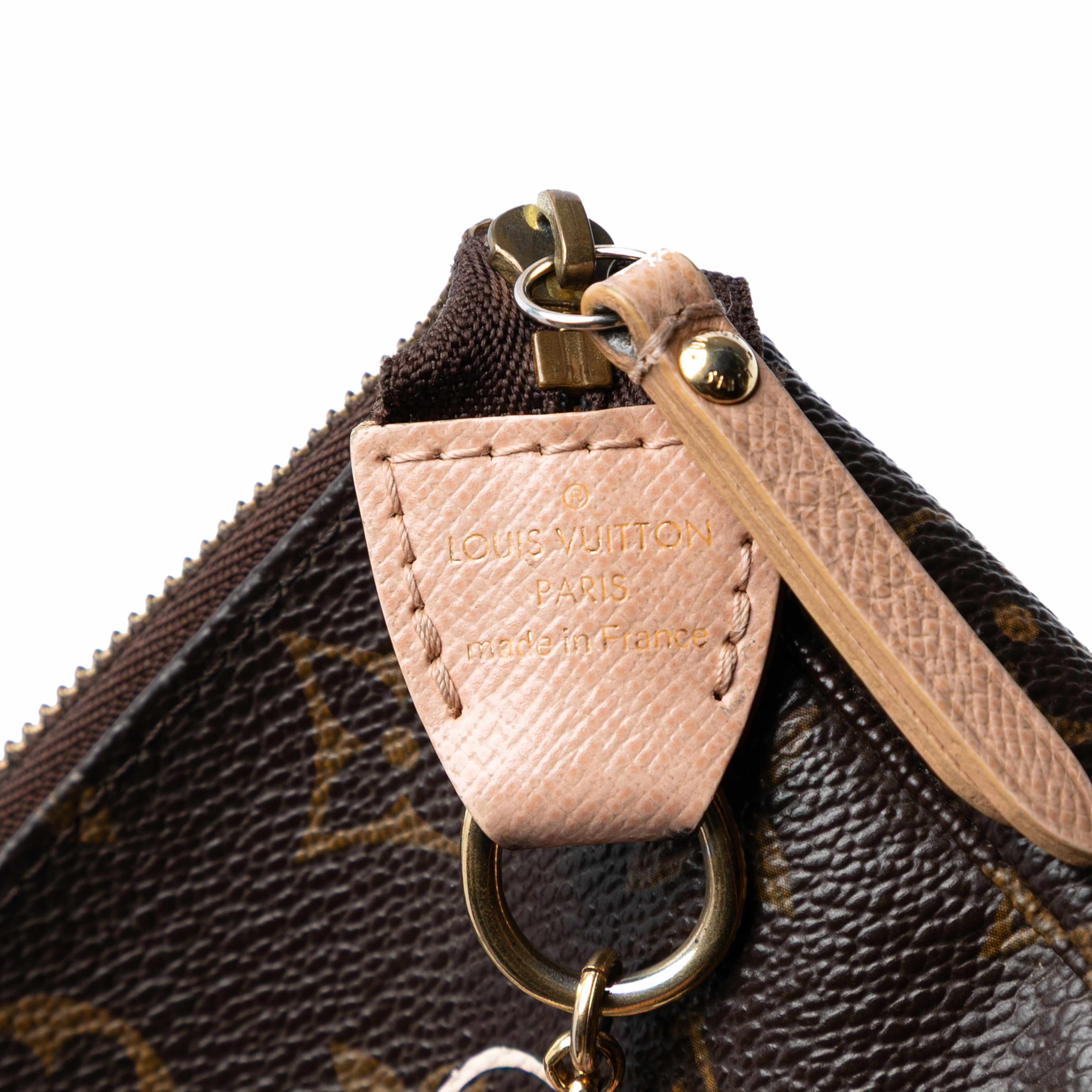 Louis Vuitton Monogram Affiche Mini Pochette Accessoires, från Luxclusif, i färgen brown. Klicka för att öppna bilden i stort format