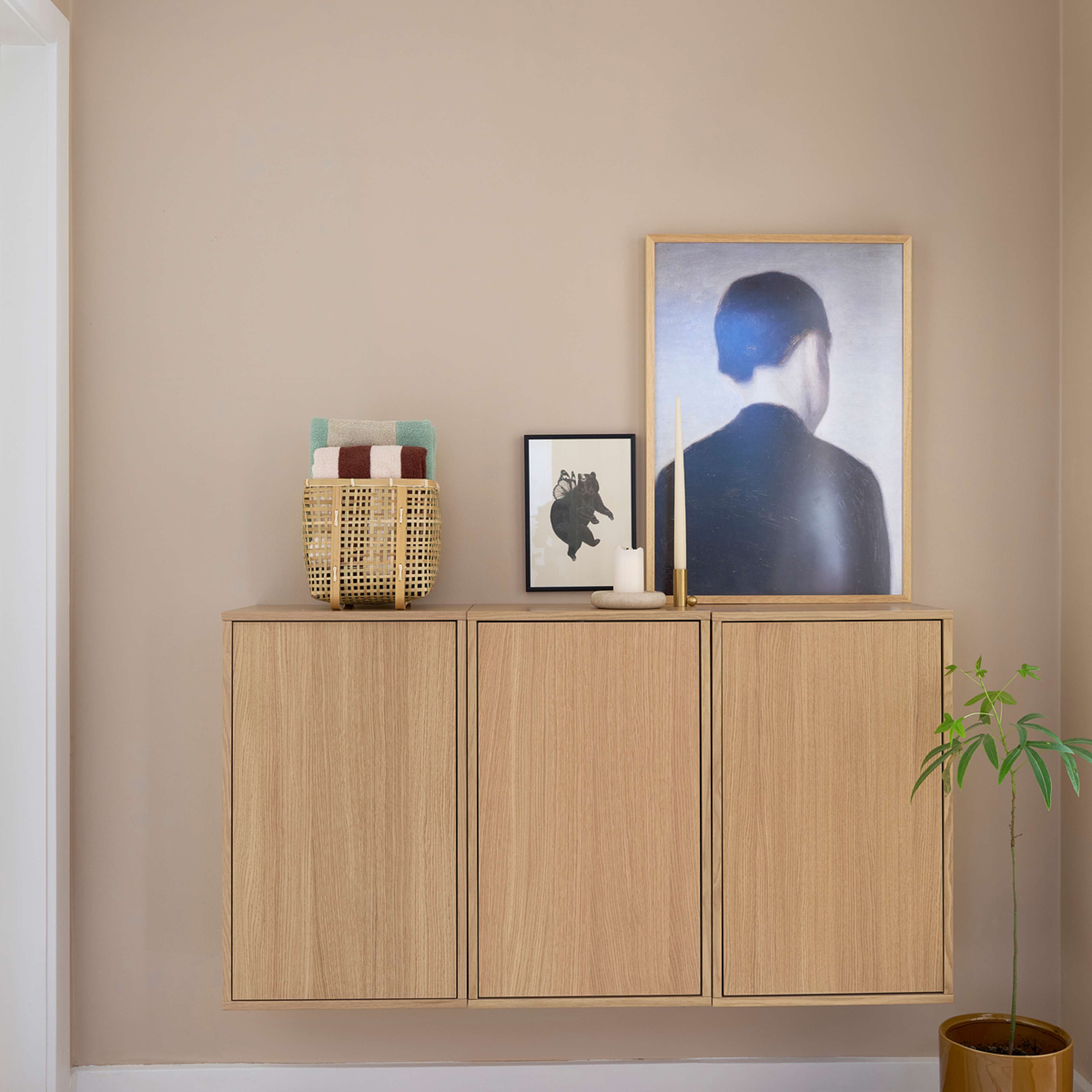 Wall Cabinet - Silver Cloud Grey, från ReCollector, i färgen nordic oak. Klicka för att öppna bilden i stort format