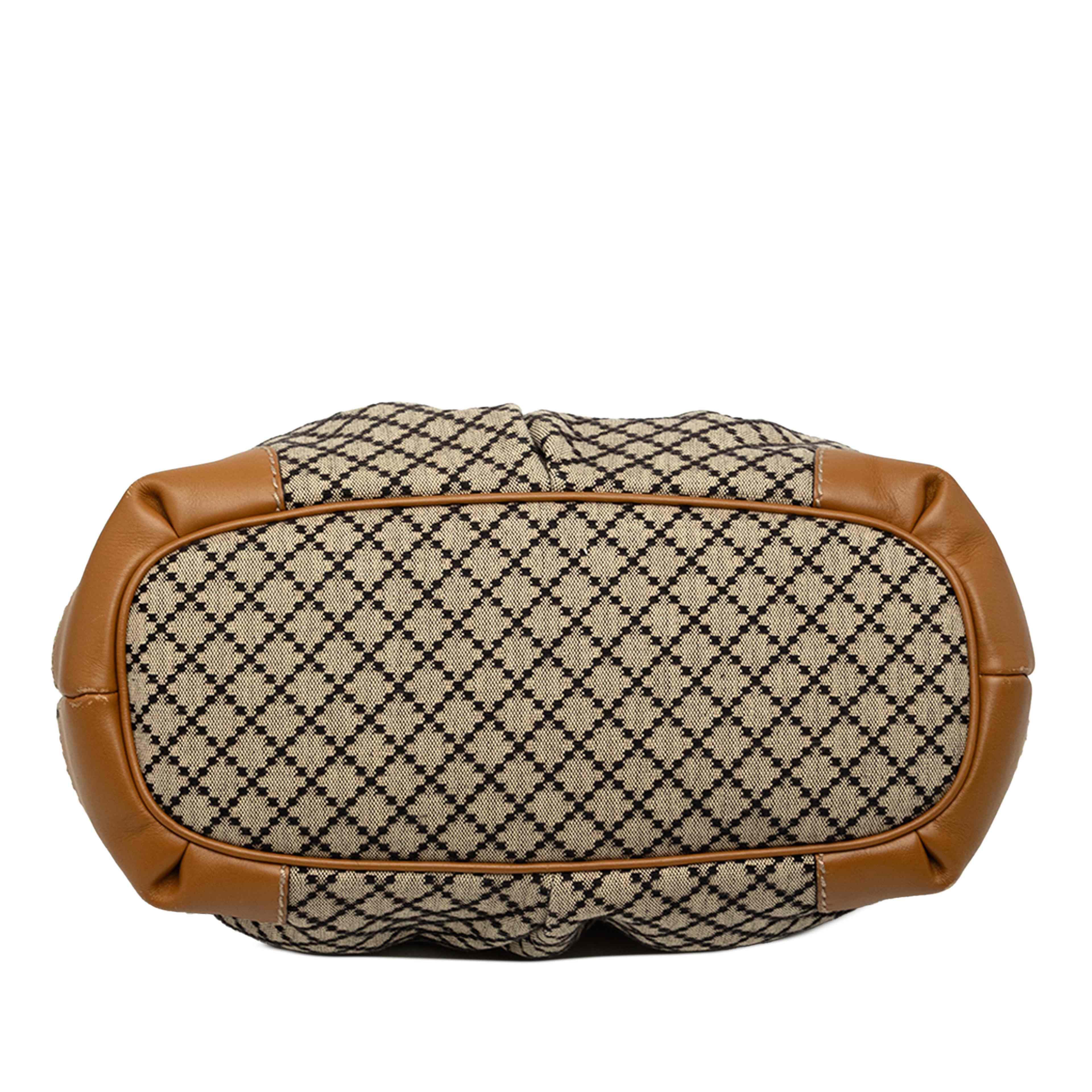 Gucci Diamante Canvas Sukey Satchel, från Luxclusif, i färgen beige. Klicka för att öppna bilden i stort format