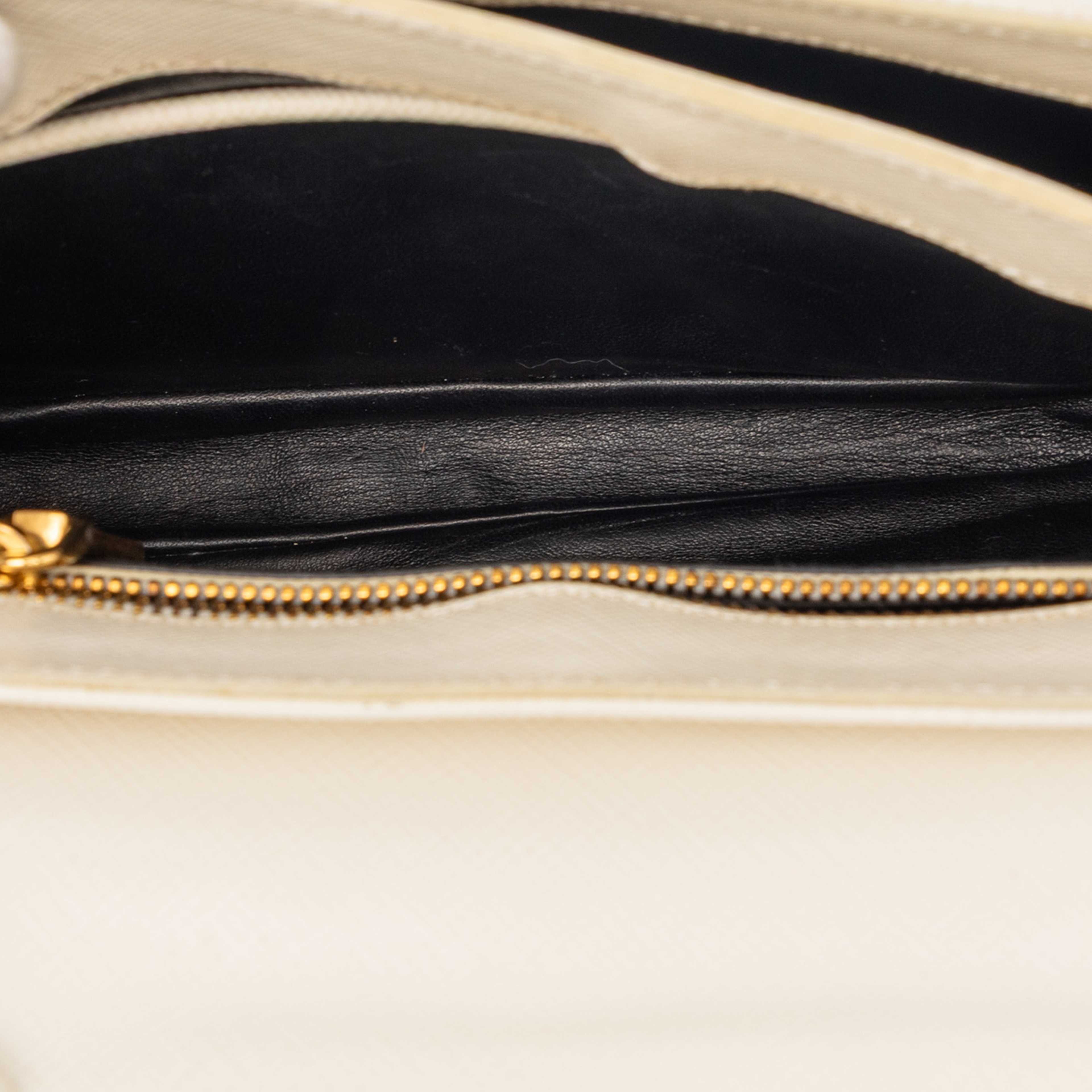 Prada Saffiano Sound Lock Satchel, från Luxclusif, i färgen ivory. Klicka för att öppna bilden i stort format