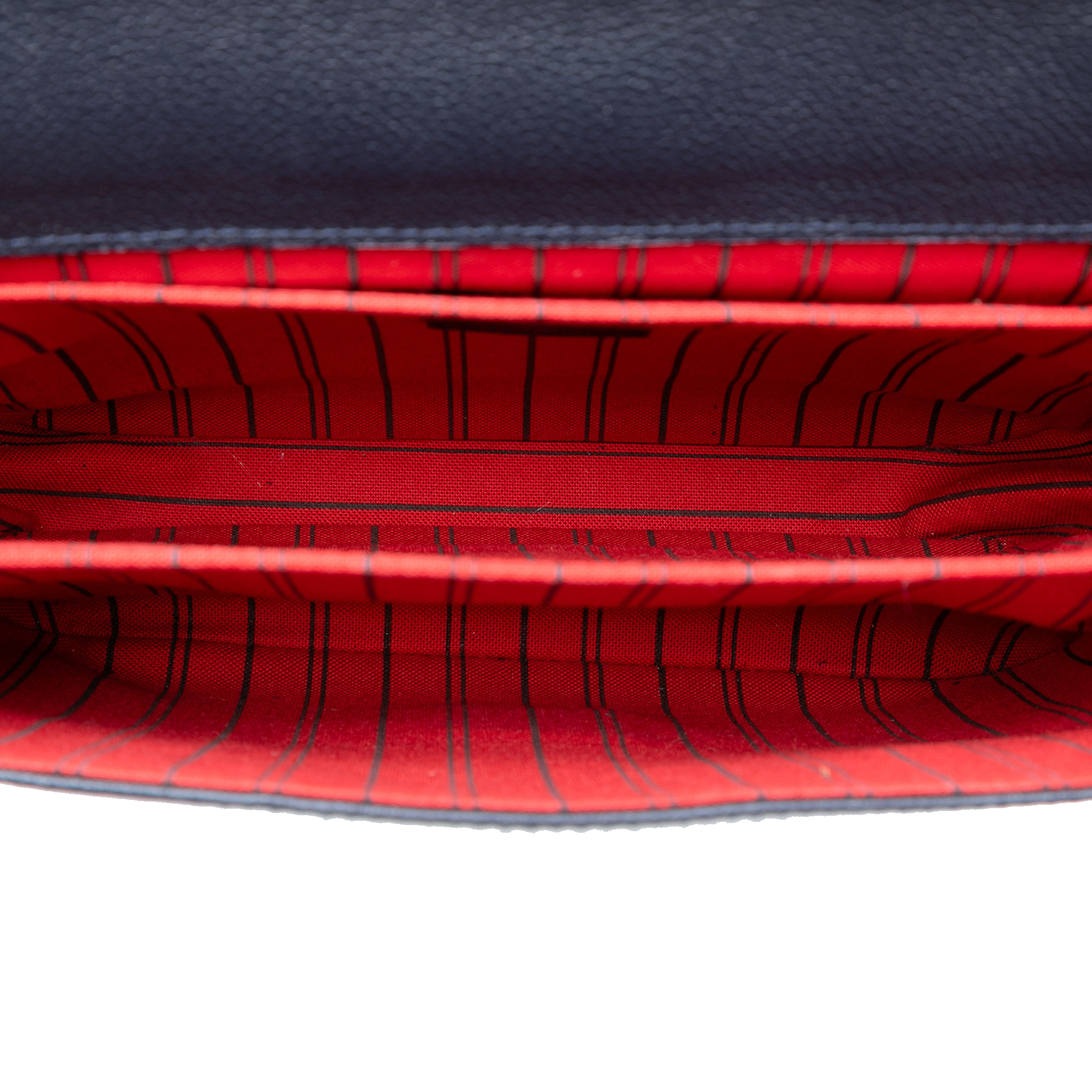 Louis Vuitton Monogram Empreinte Pochette Metis, från Luxclusif, i färgen navy. Klicka för att öppna bilden i stort format