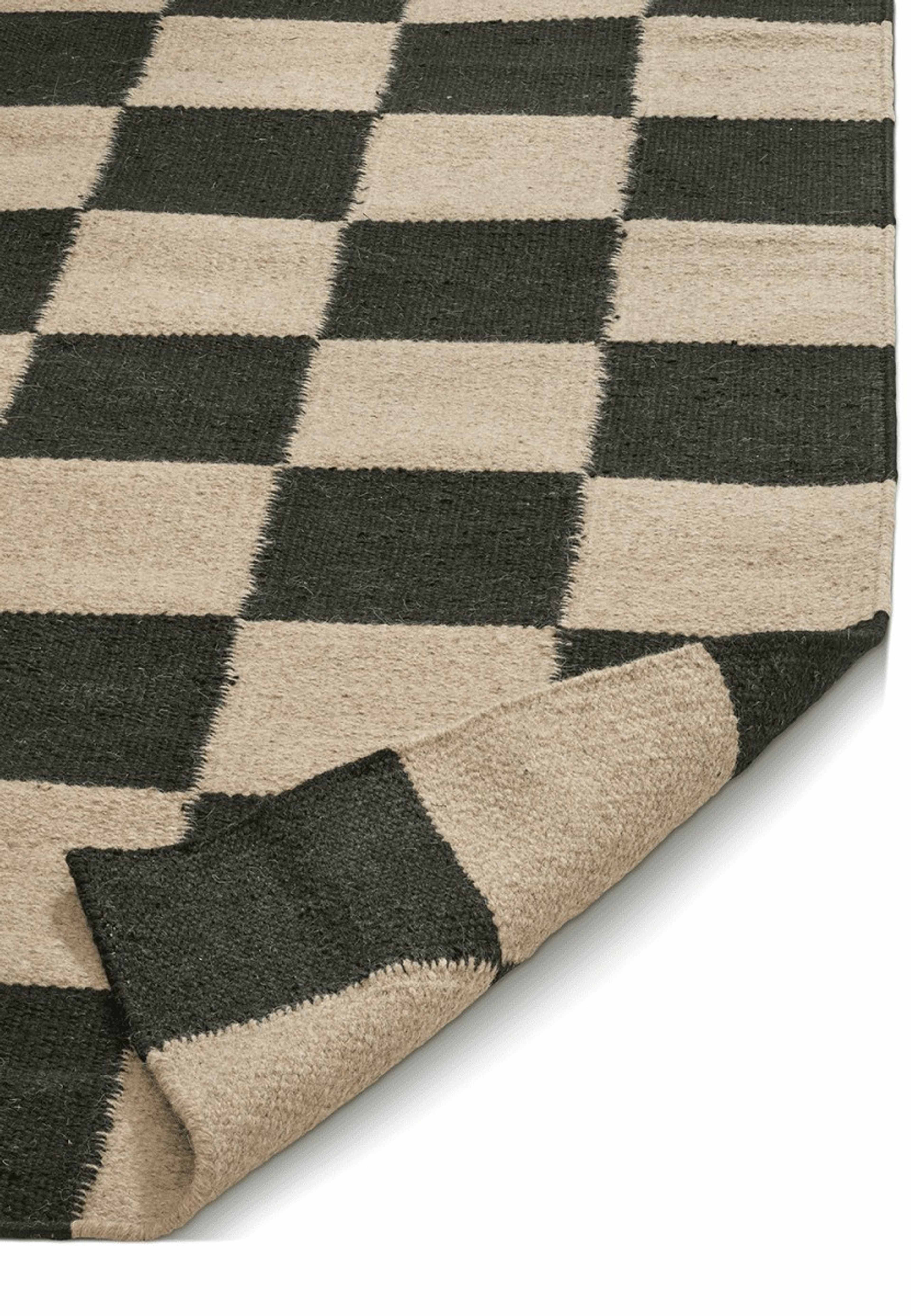 Matta Squares 170x230, från Classic Collection, i färgen svart/natur. Klicka för att öppna bilden i stort format