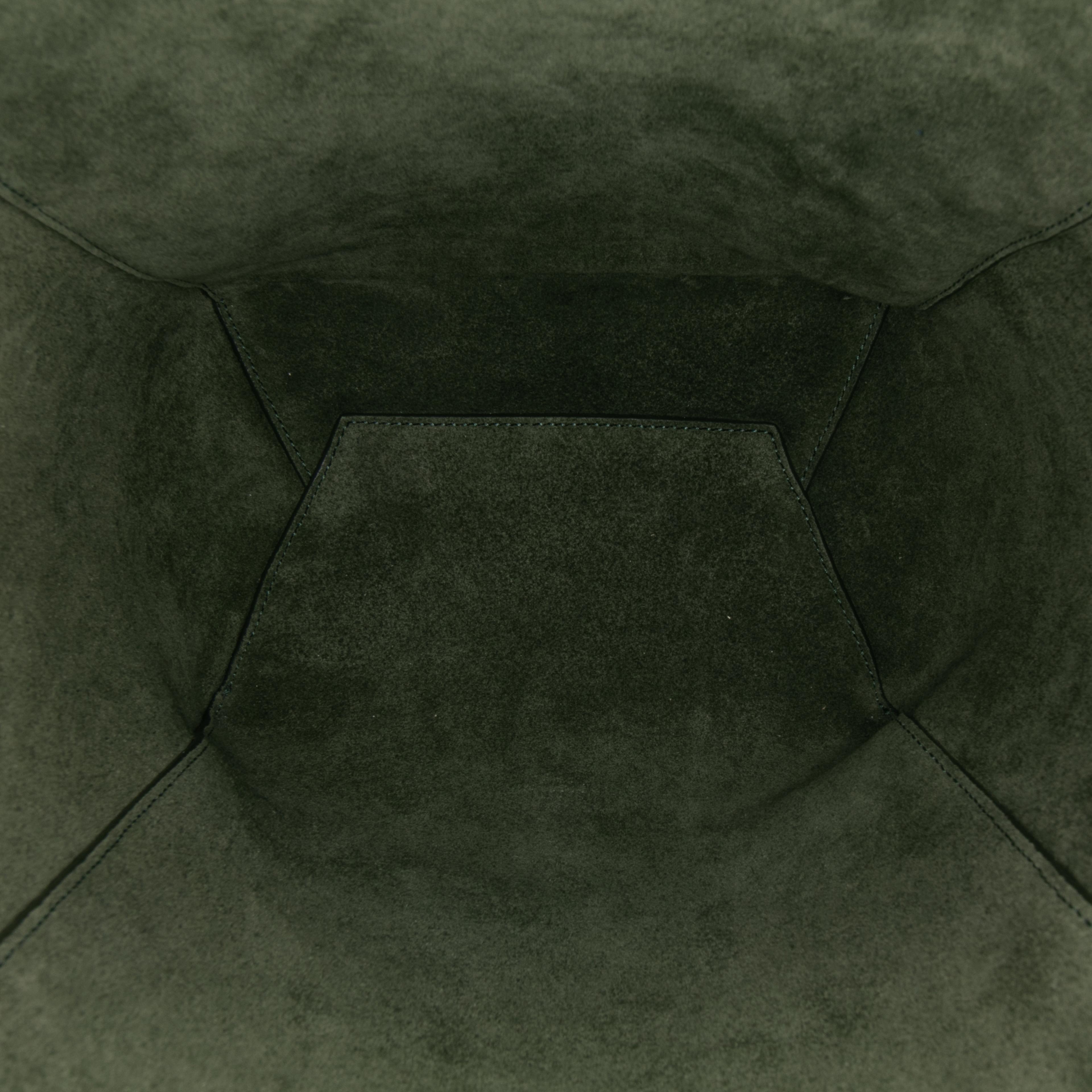 Celine Small Leather Seau Sangle Bucket Bag, från Luxclusif, i färgen dark green. Klicka för att öppna bilden i stort format