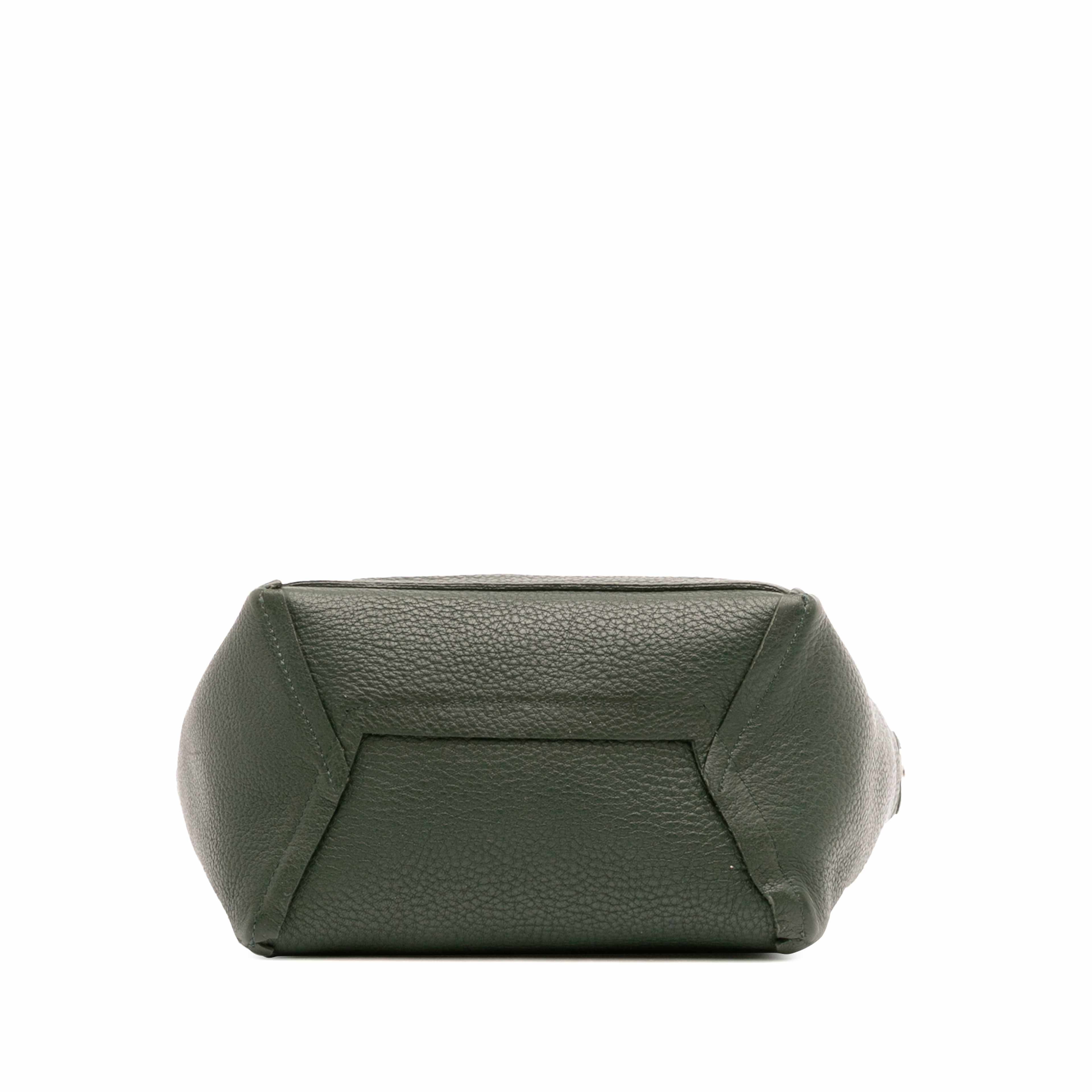 Celine Small Leather Seau Sangle Bucket Bag, från Luxclusif, i färgen dark green. Klicka för att öppna bilden i stort format