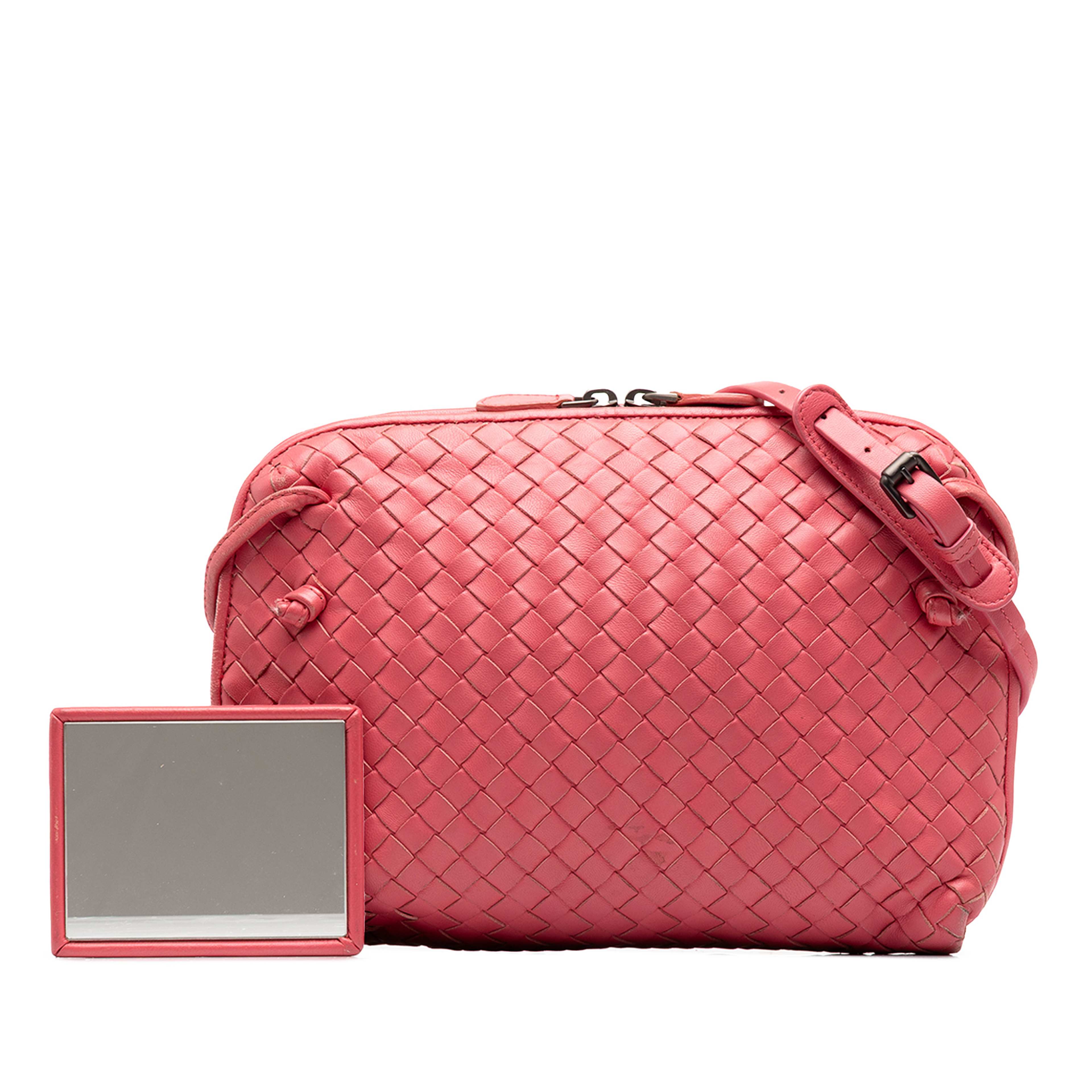 Bottega Veneta Nappa Intrecciato Nodini Crossbody, från Luxclusif, i färgen rosa. Klicka för att öppna bilden i stort format