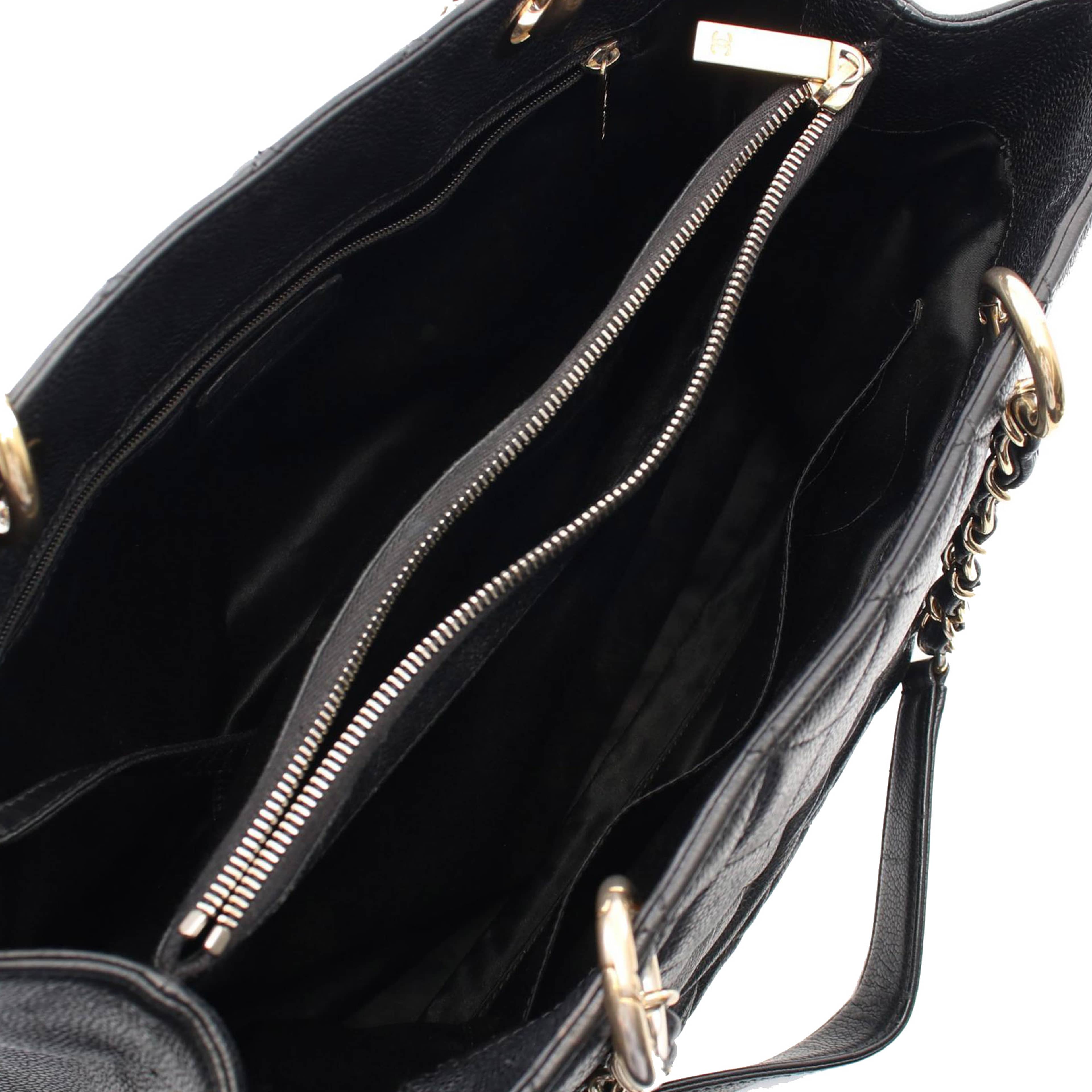 Chanel Caviar Grand Shopping Tote, från Luxclusif, i färgen black.