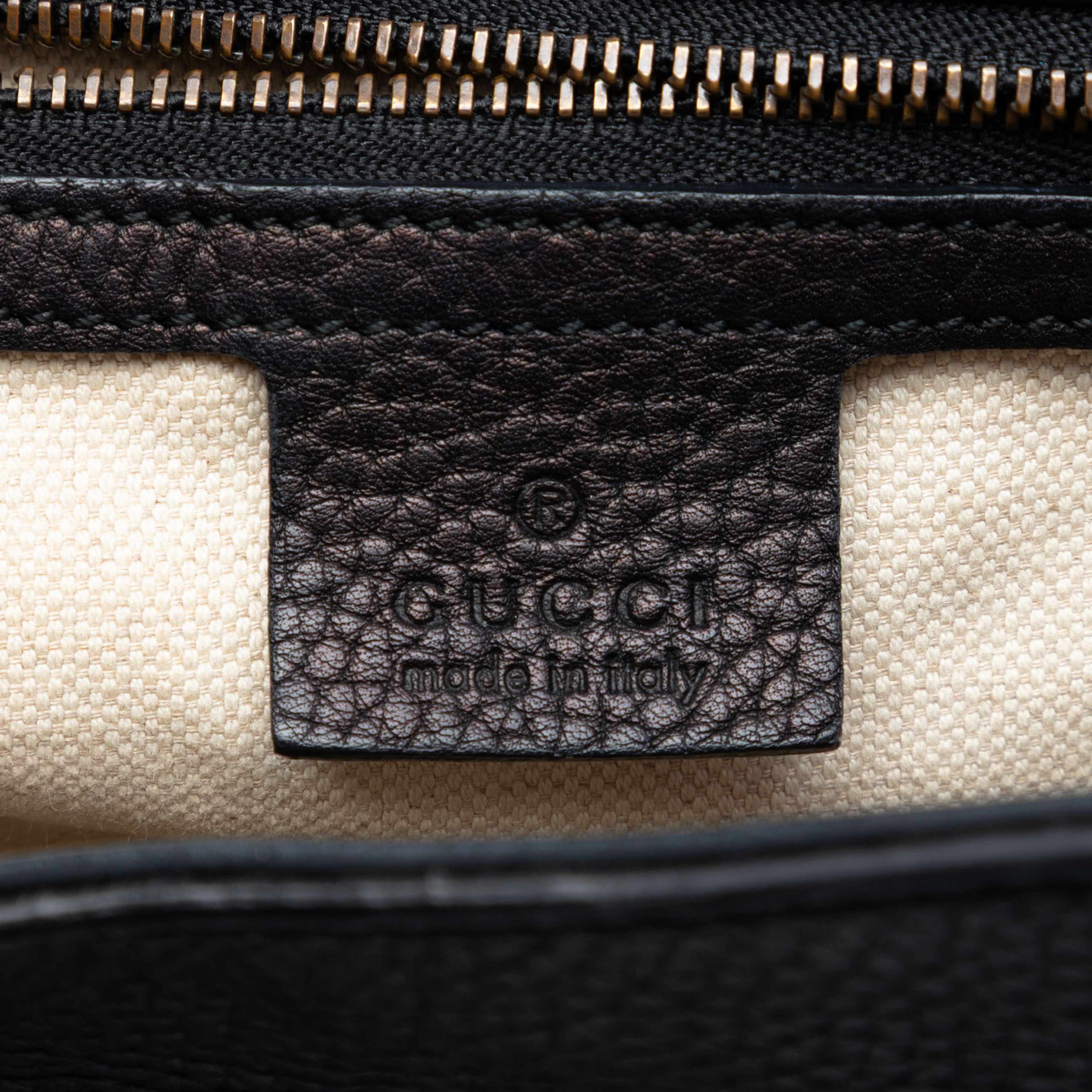 Gucci Small Gg Marmont Grained Calfskin Top Handle Satchel, från Luxclusif, i färgen black. Klicka för att öppna bilden i stort format