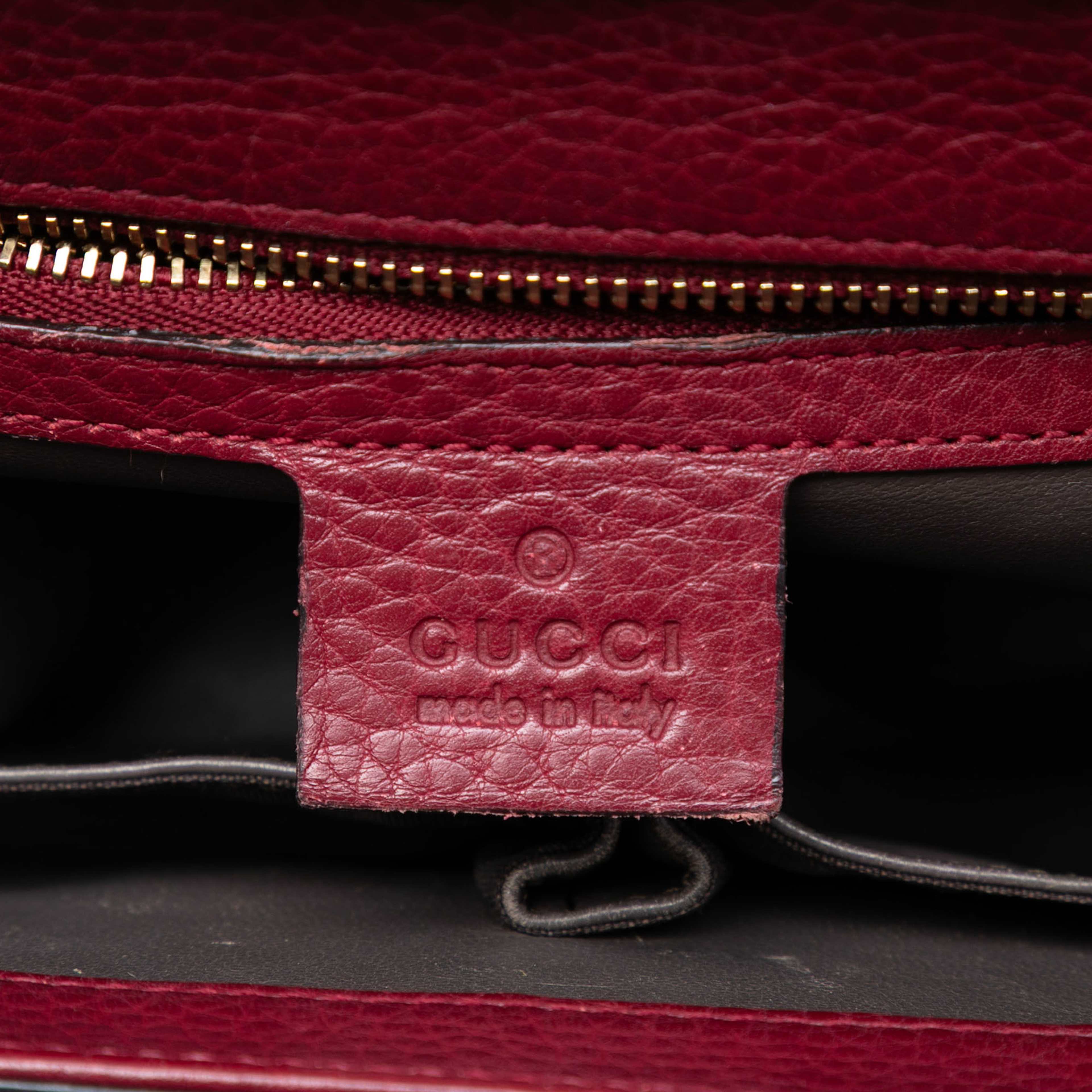 Gucci Medium Leather Miss Bamboo Crossbody, från Luxclusif, i färgen red. Klicka för att öppna bilden i stort format