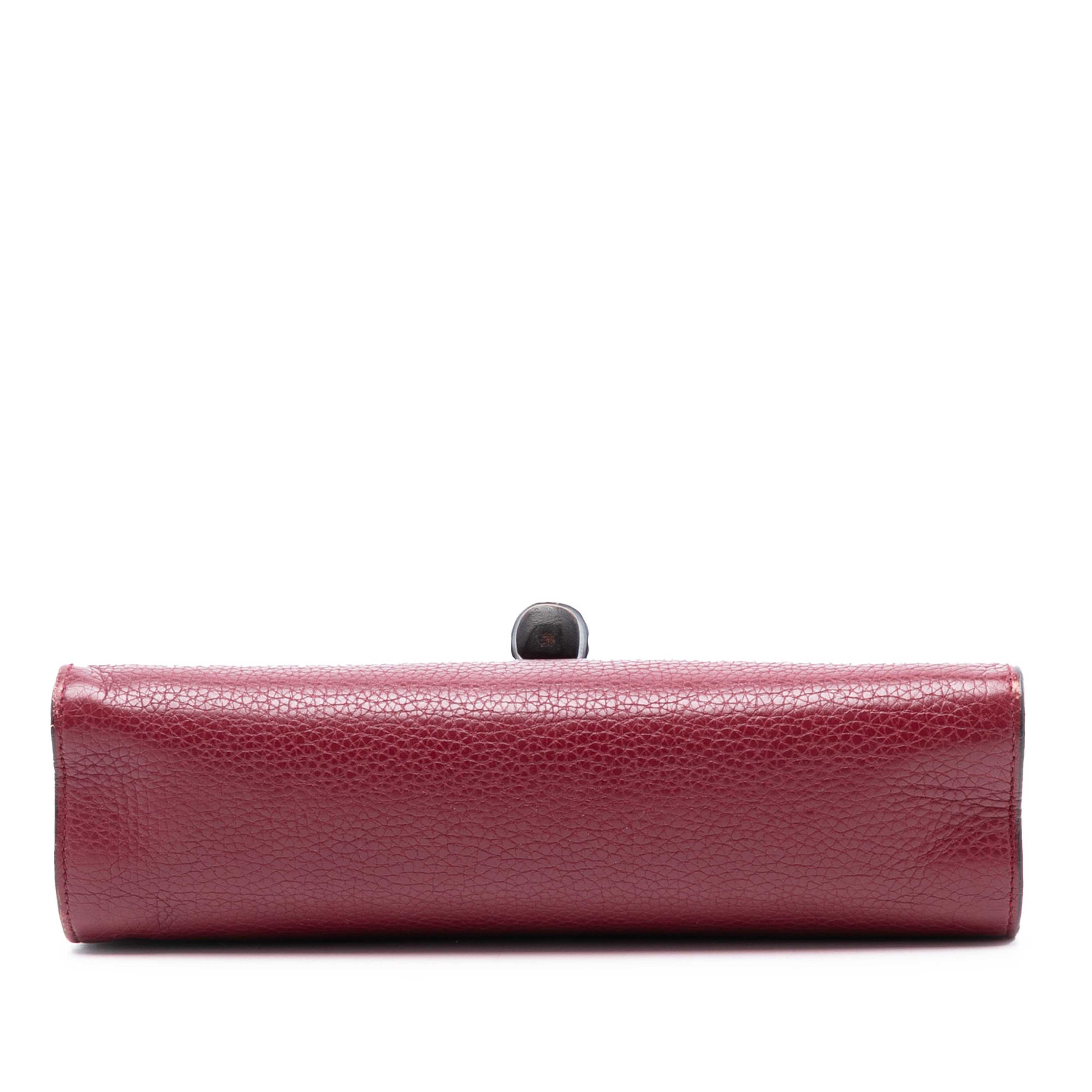 Gucci Medium Leather Miss Bamboo Crossbody, från Luxclusif, i färgen red. Klicka för att öppna bilden i stort format