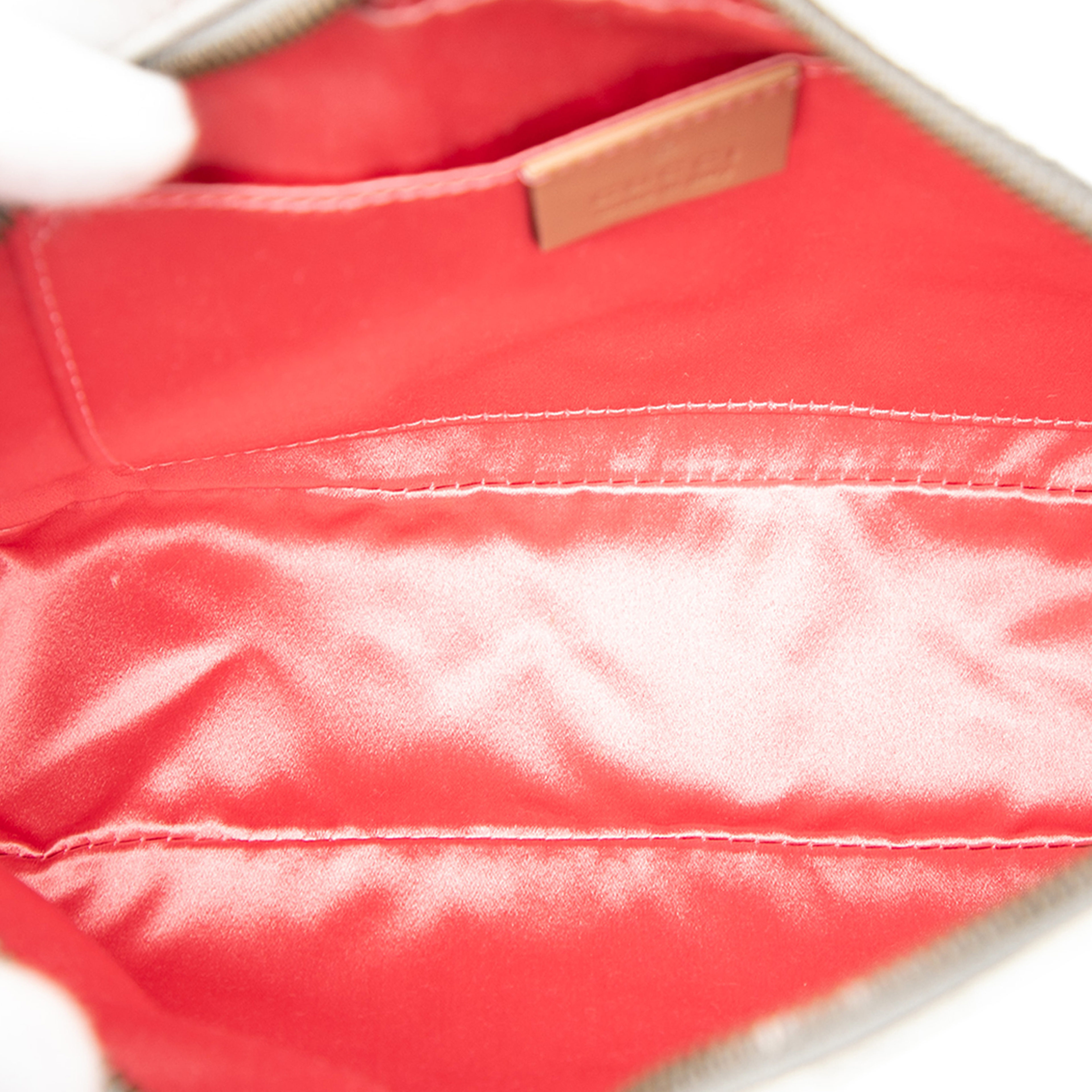 Gucci Small Gg Marmont Pearl Studded Matelasse Leather Aria Crossbody, från Luxclusif, i färgen silver. Klicka för att öppna bilden i stort format