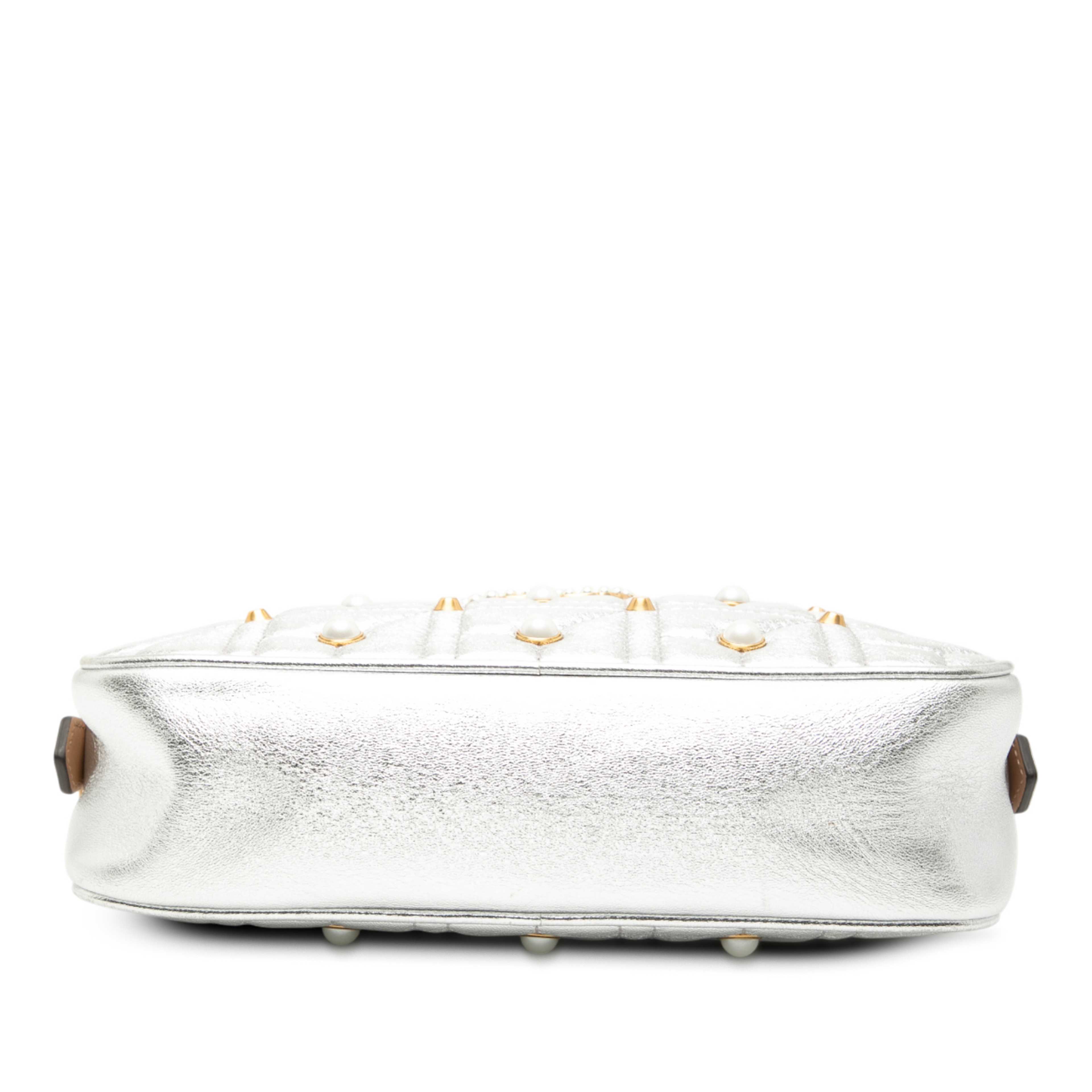 Gucci Small Gg Marmont Pearl Studded Matelasse Leather Aria Crossbody, från Luxclusif, i färgen silver. Klicka för att öppna bilden i stort format