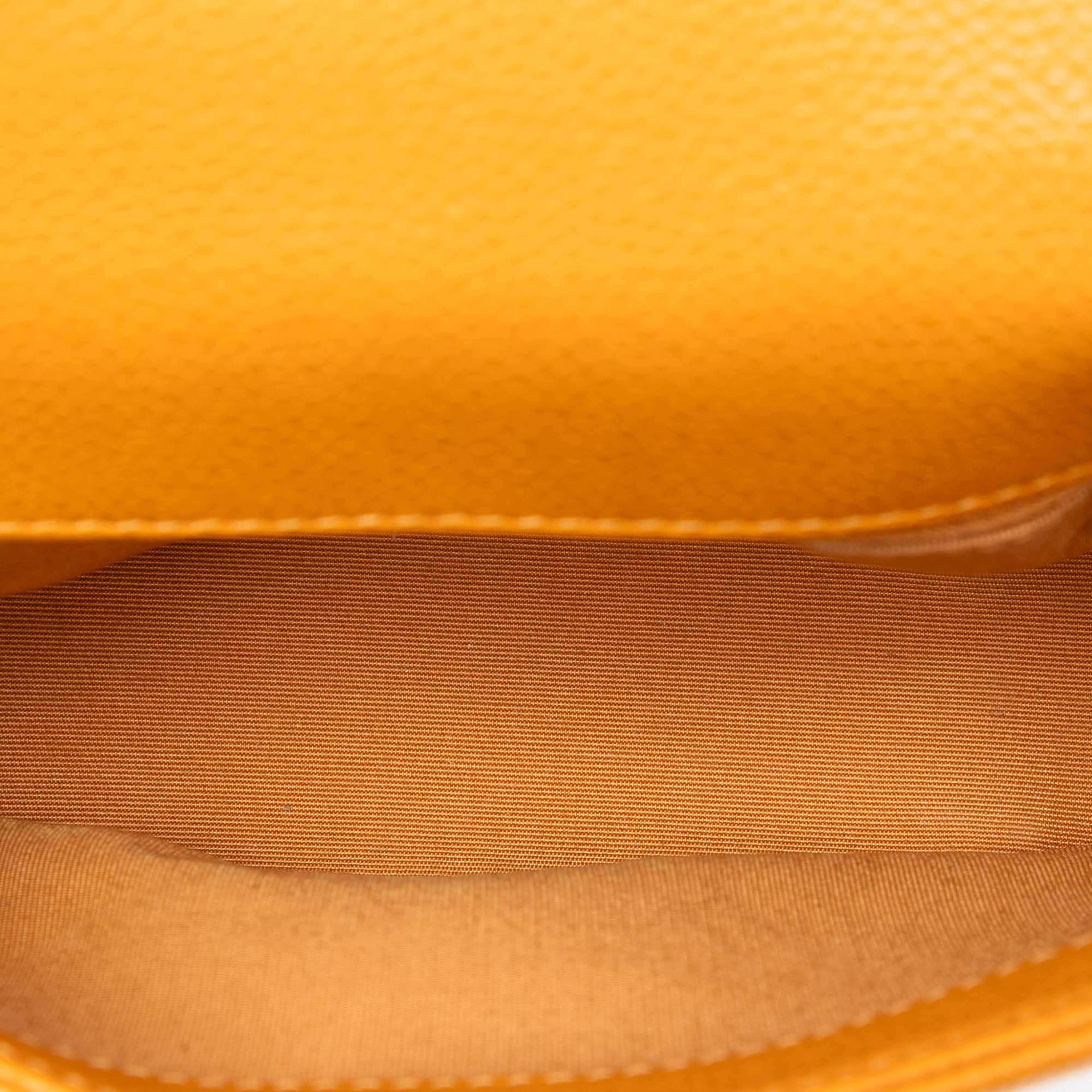 Chanel Mini Quilted Caviar Carry Around Flap, från Luxclusif, i färgen orange. Klicka för att öppna bilden i stort format