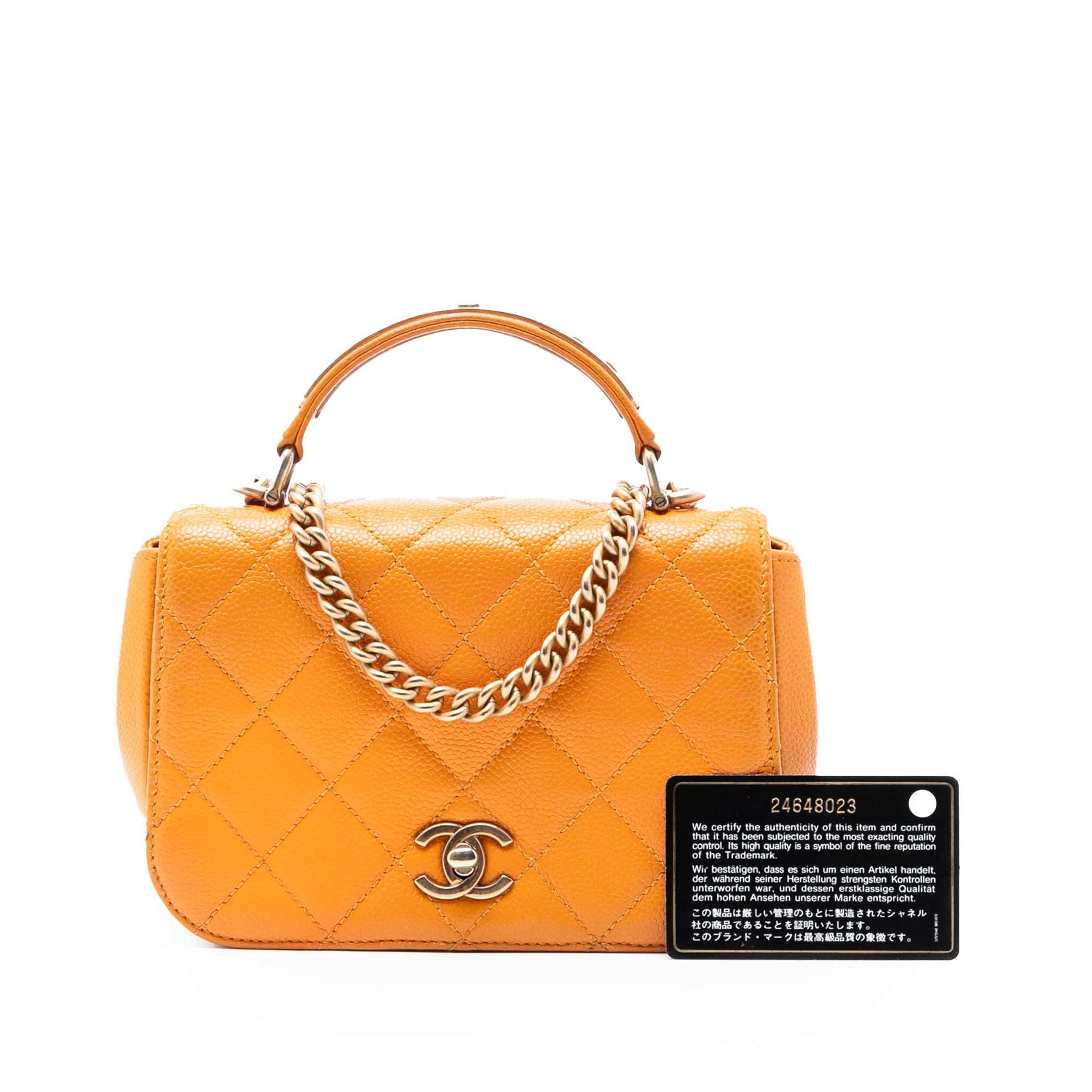 Chanel Mini Quilted Caviar Carry Around Flap, från Luxclusif, i färgen orange. Klicka för att öppna bilden i stort format