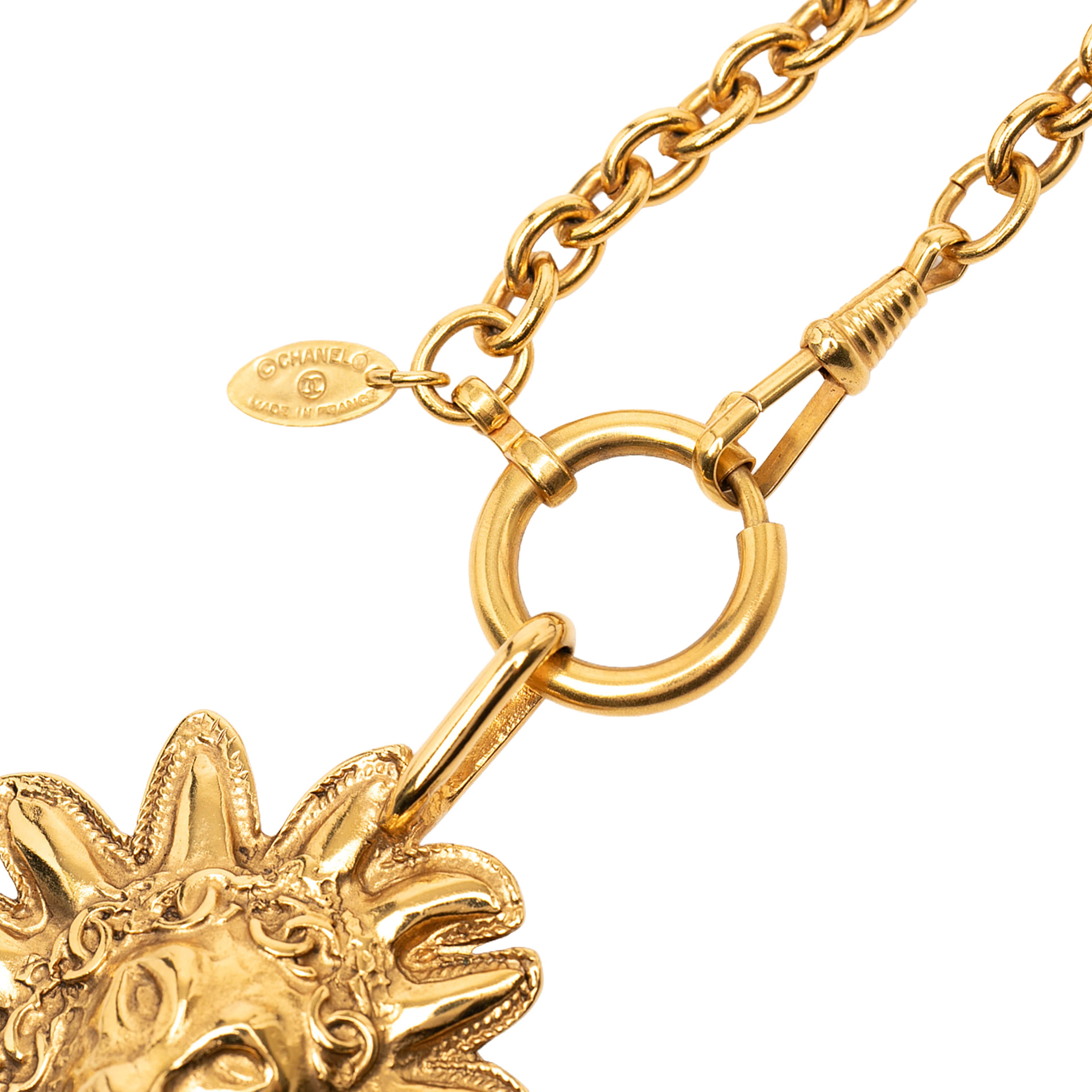 Chanel Cc Gold Plated Leo Lion Sun Medallion Pendant Necklace, från Luxclusif, i färgen gold. Klicka för att öppna bilden i stort format