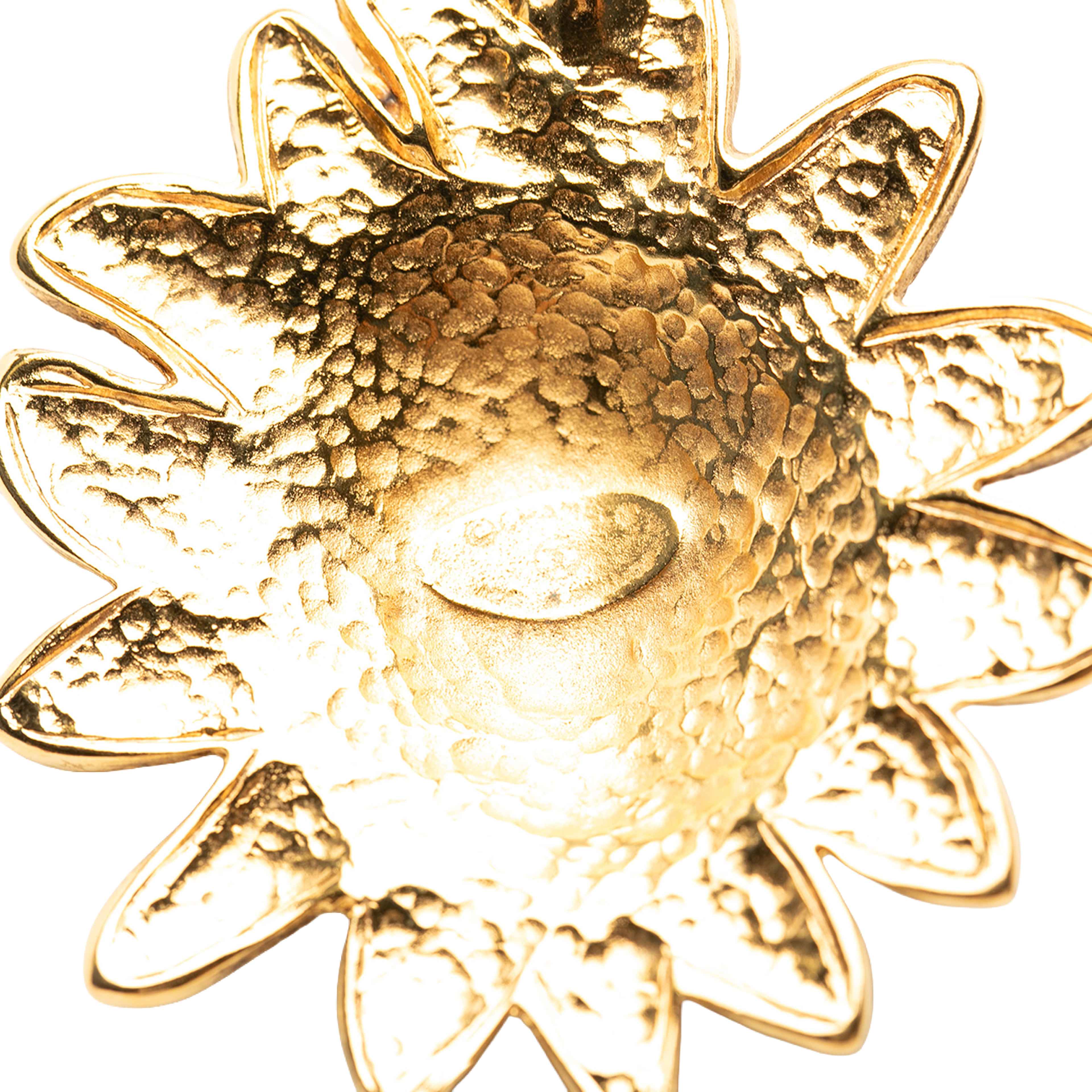 Chanel Cc Gold Plated Leo Lion Sun Medallion Pendant Necklace, från Luxclusif, i färgen guld. Klicka för att öppna bilden i stort format