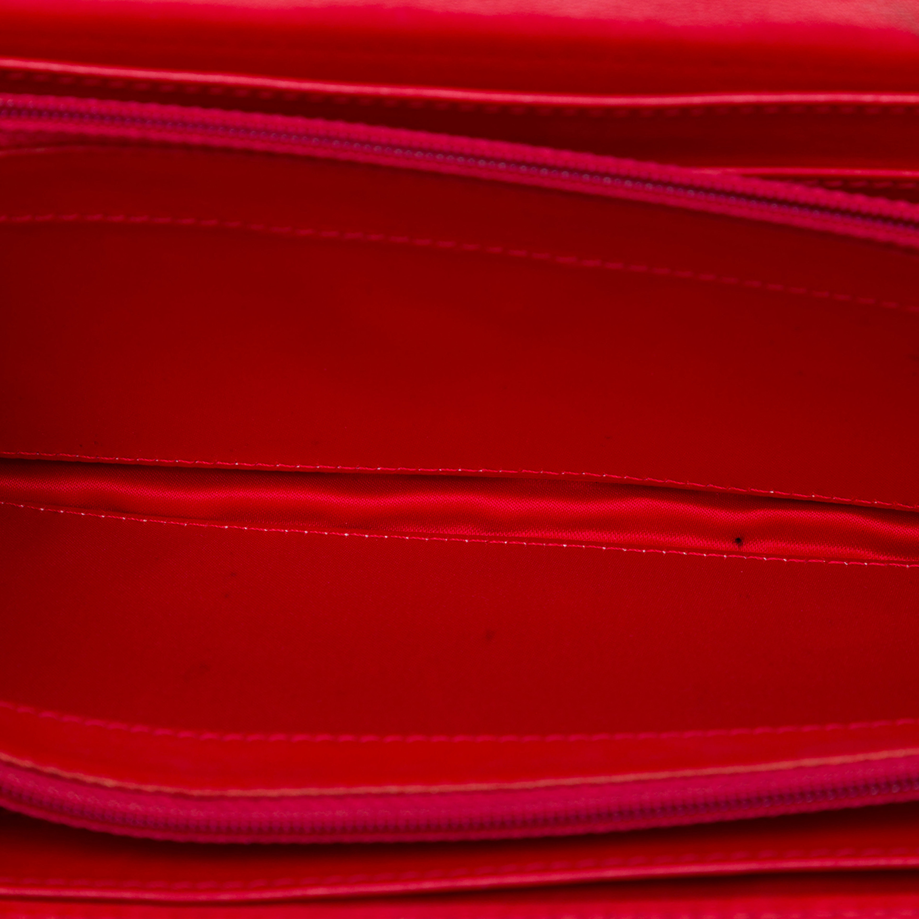 Chanel Classic Lambskin East West Wallet On Chain, från Luxclusif, i färgen röd. Klicka för att öppna bilden i stort format