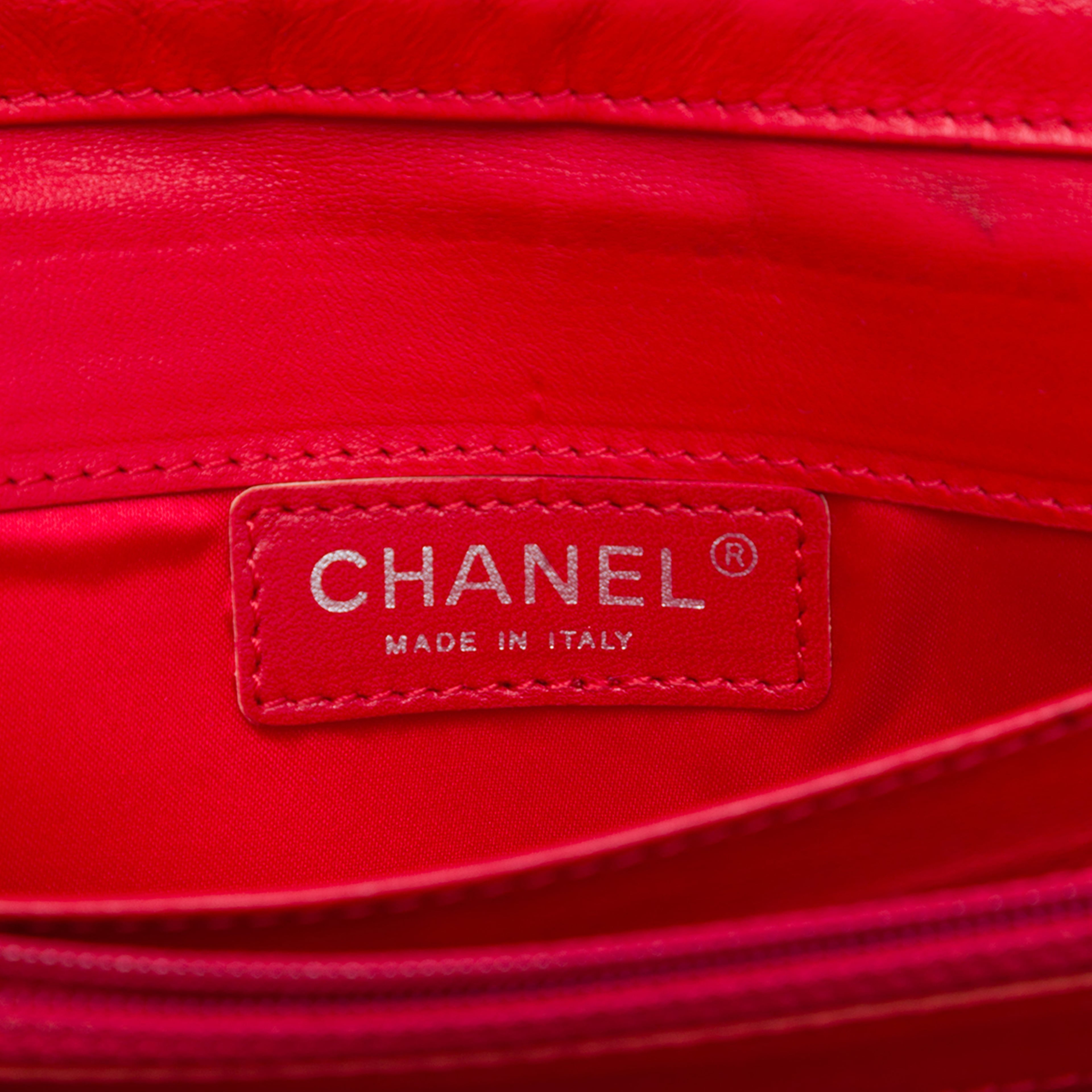 Chanel Classic Lambskin East West Wallet On Chain, från Luxclusif, i färgen röd. Klicka för att öppna bilden i stort format