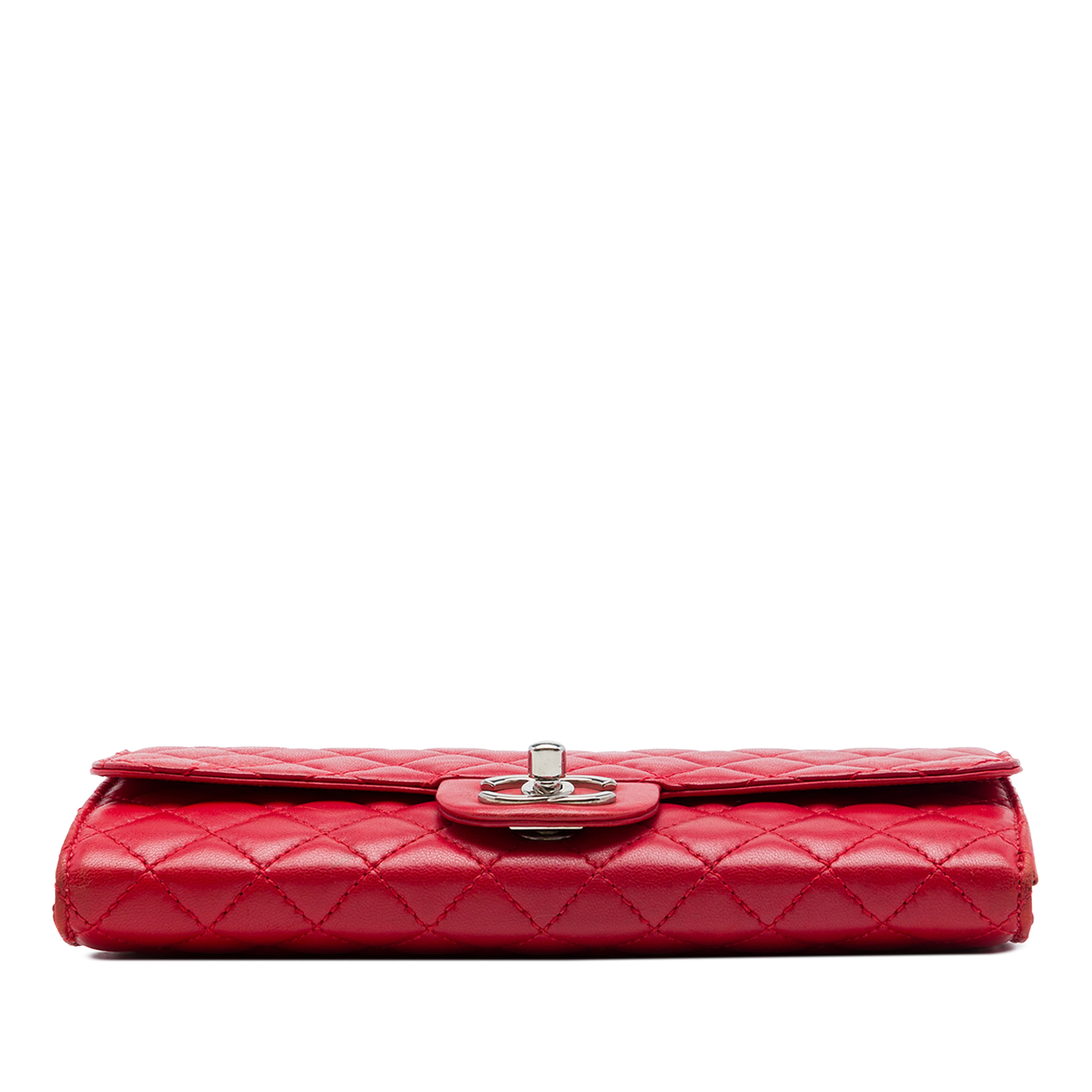 Chanel Classic Lambskin East West Wallet On Chain, från Luxclusif, i färgen röd. Klicka för att öppna bilden i stort format