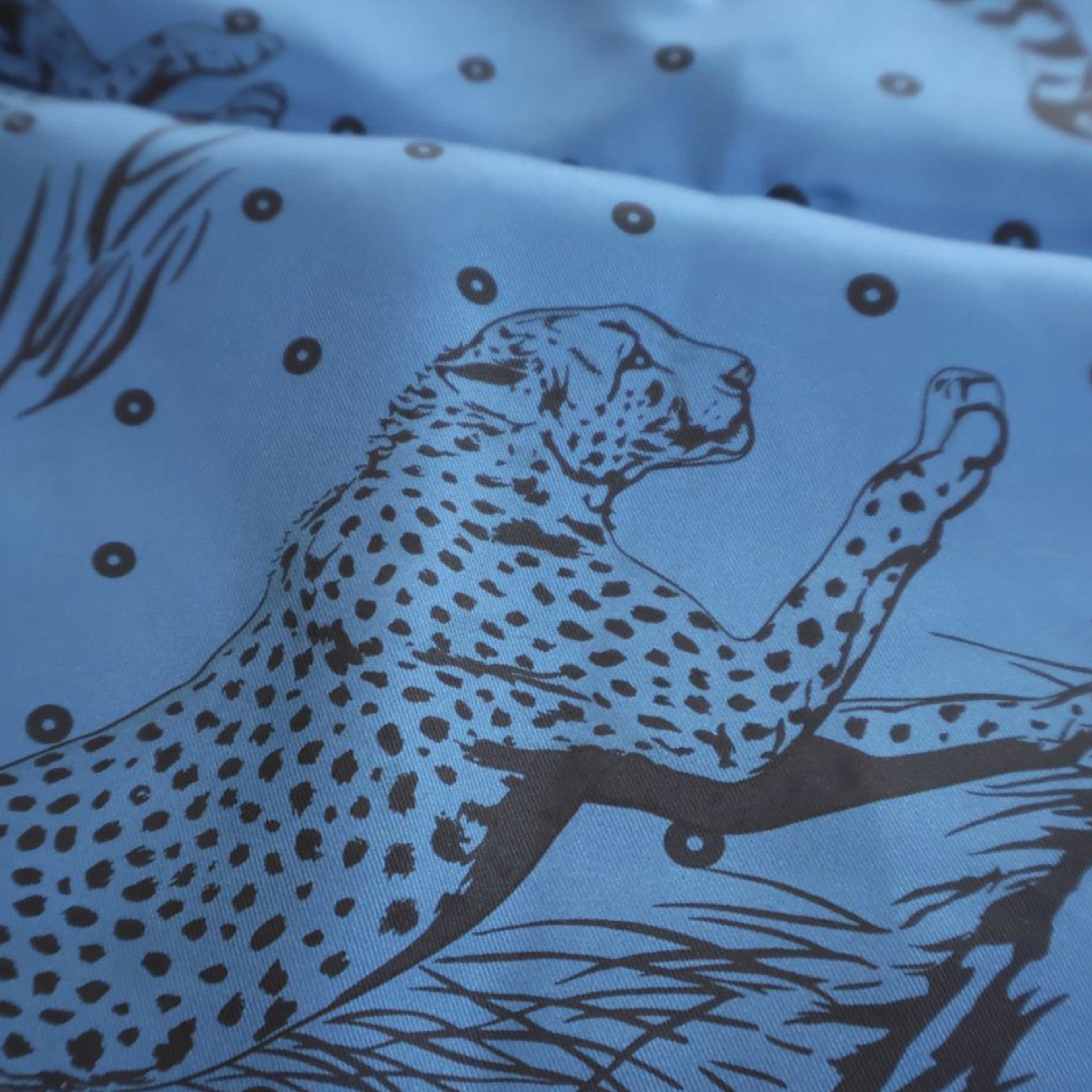 Hermès Guepards Bandana Double Face Silk Scarf, från Luxclusif, i färgen blue. Klicka för att öppna bilden i stort format