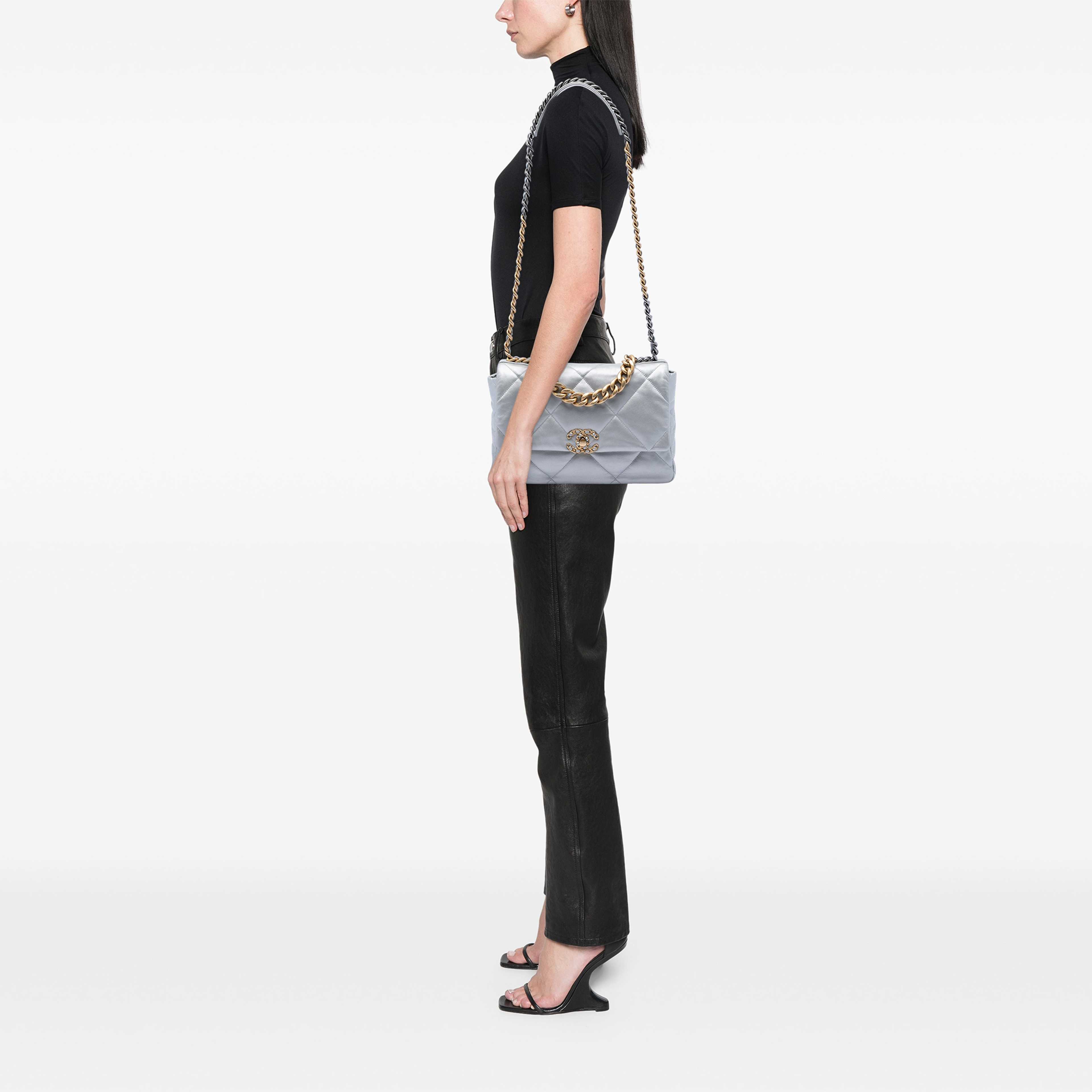 Chanel Large Metallic Lambskin 19 Flap, från Luxclusif, i färgen silver. Klicka för att öppna bilden i stort format