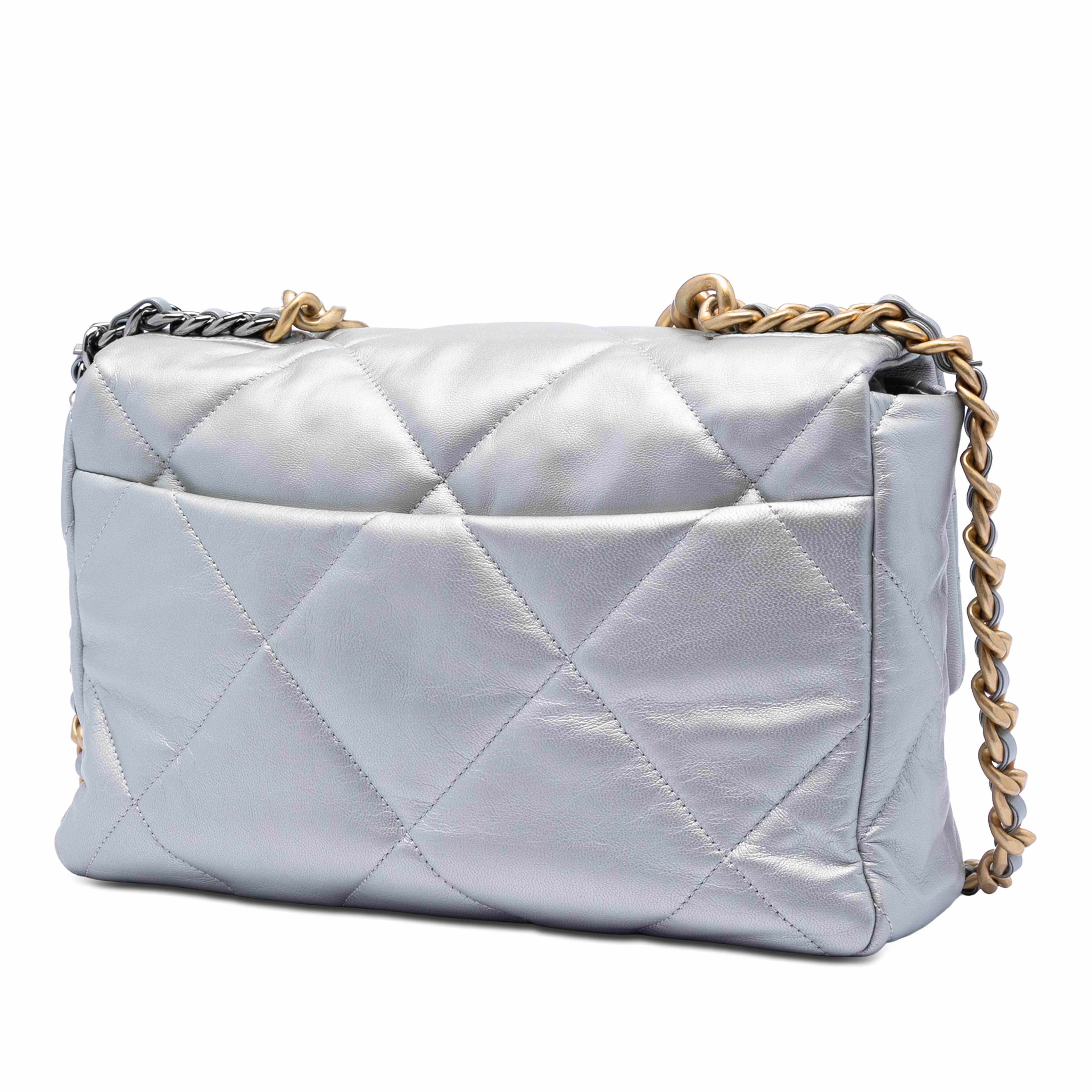 Chanel Large Metallic Lambskin 19 Flap, från Luxclusif, i färgen silver. Klicka för att öppna bilden i stort format