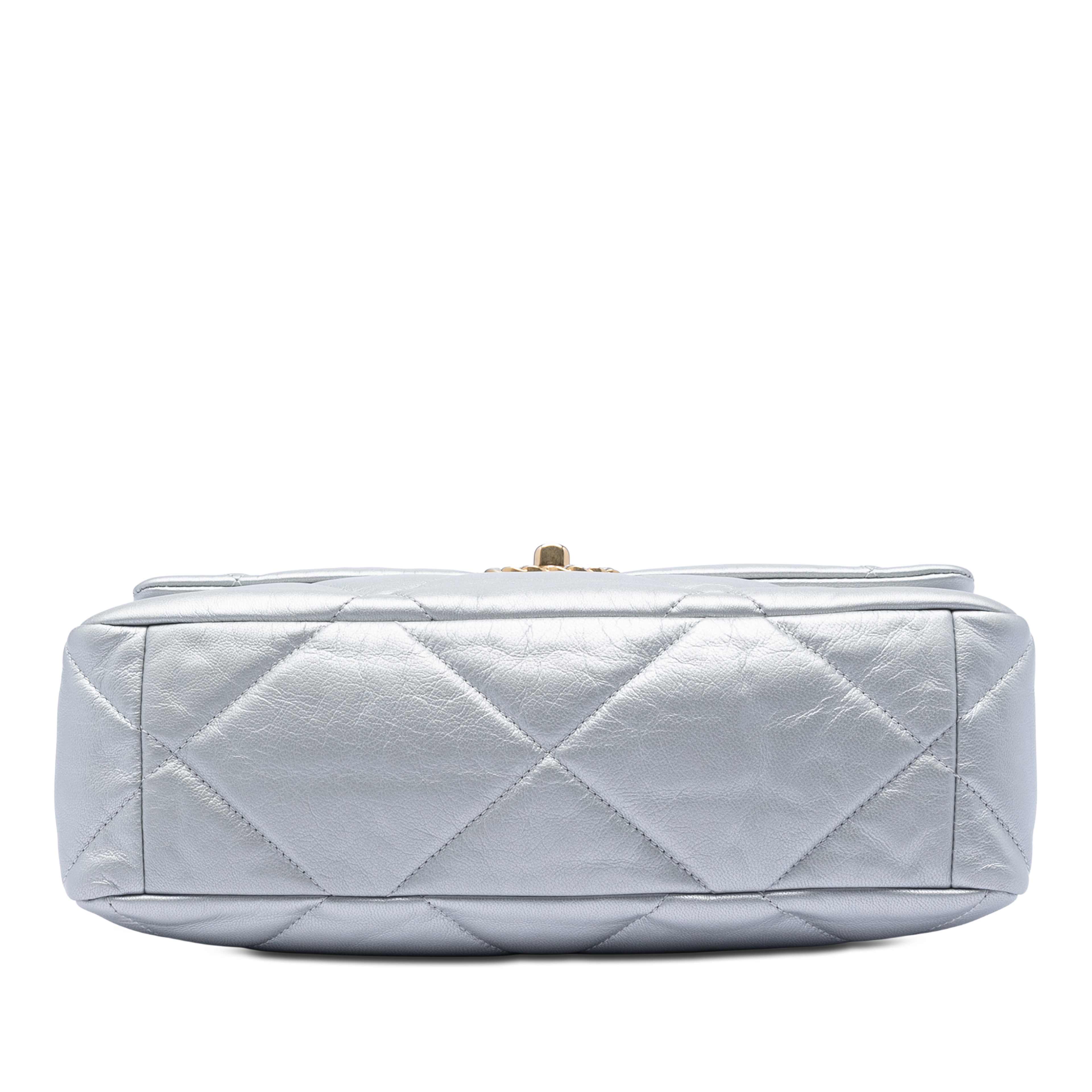 Chanel Large Metallic Lambskin 19 Flap, från Luxclusif, i färgen silver. Klicka för att öppna bilden i stort format