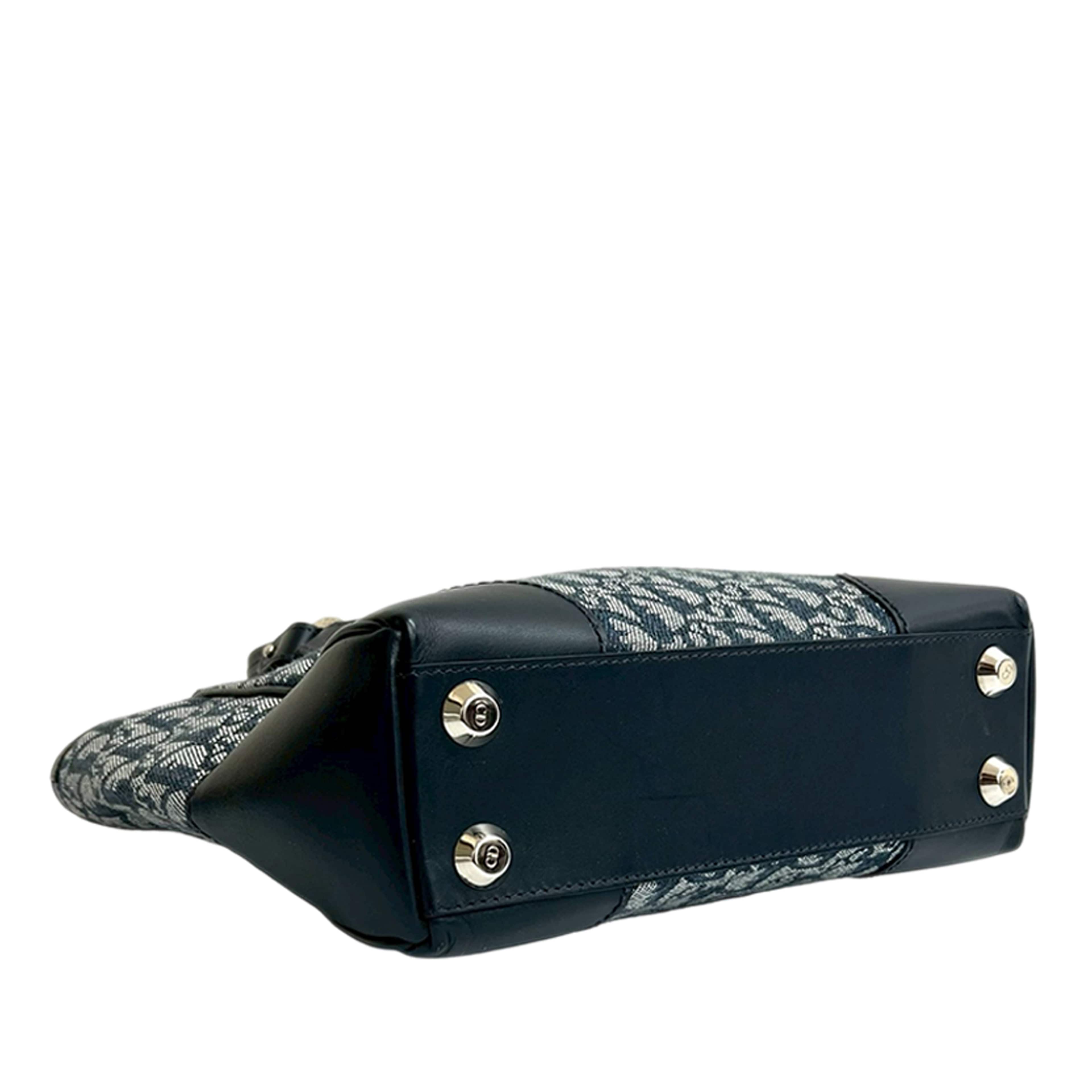 Dior Diorissimo Trotter Canvas Zip Tote, från Luxclusif, i färgen navy. Klicka för att öppna bilden i stort format