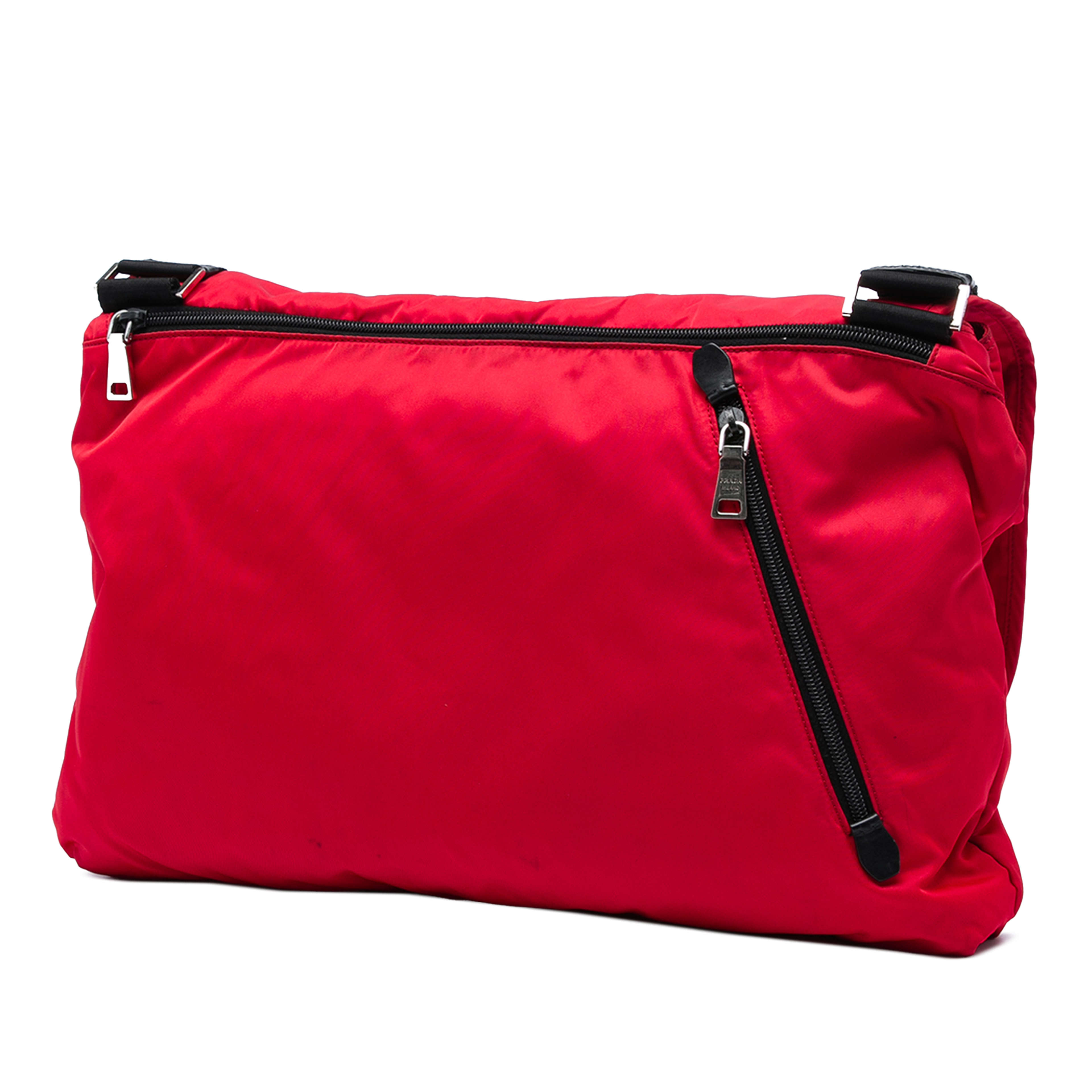 Prada Tessuto Zip Double Buckle Messenger Bag, från Luxclusif, i färgen röd. Klicka för att öppna bilden i stort format