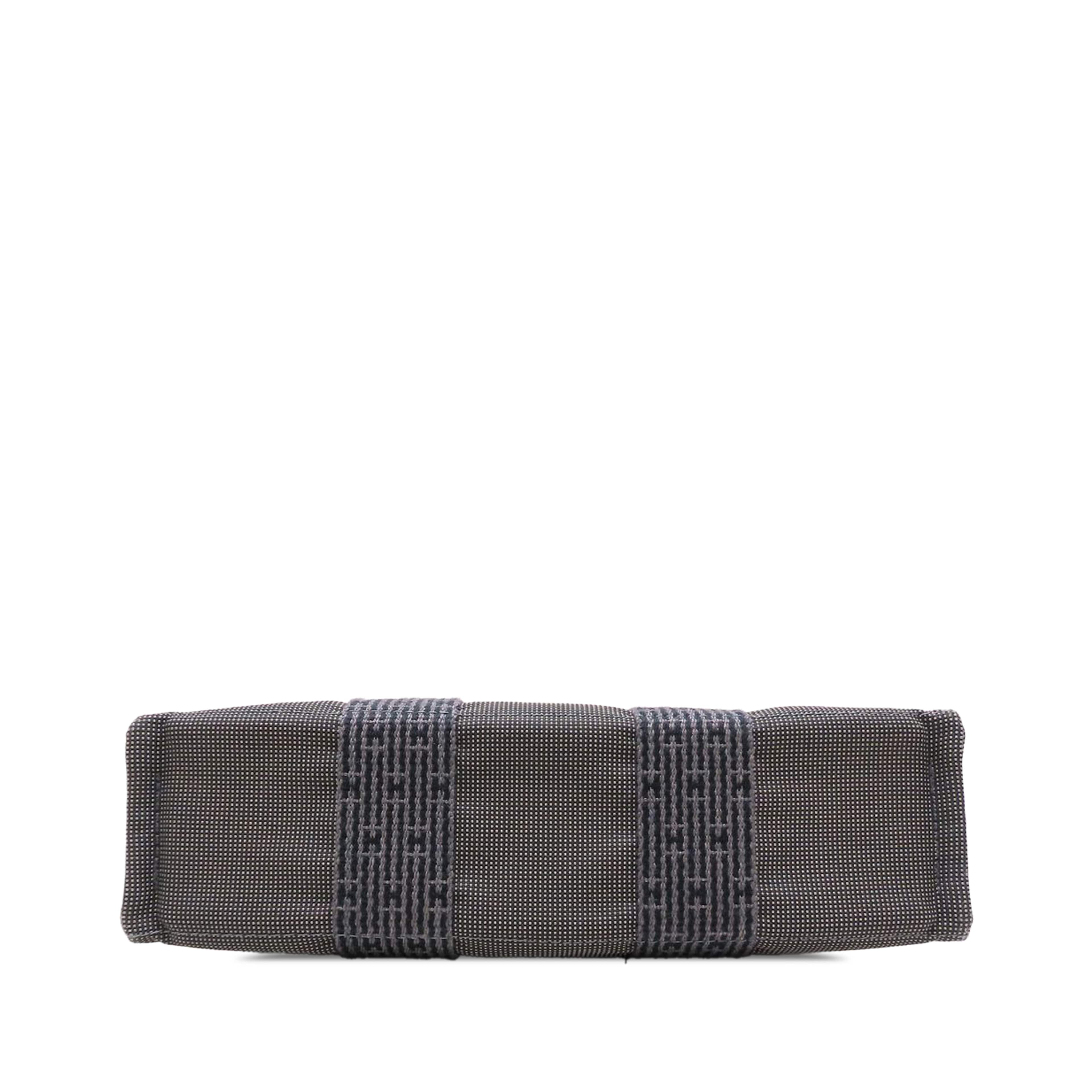 Hermès Canvas Herline Pm, från Luxclusif, i färgen gray. Klicka för att öppna bilden i stort format