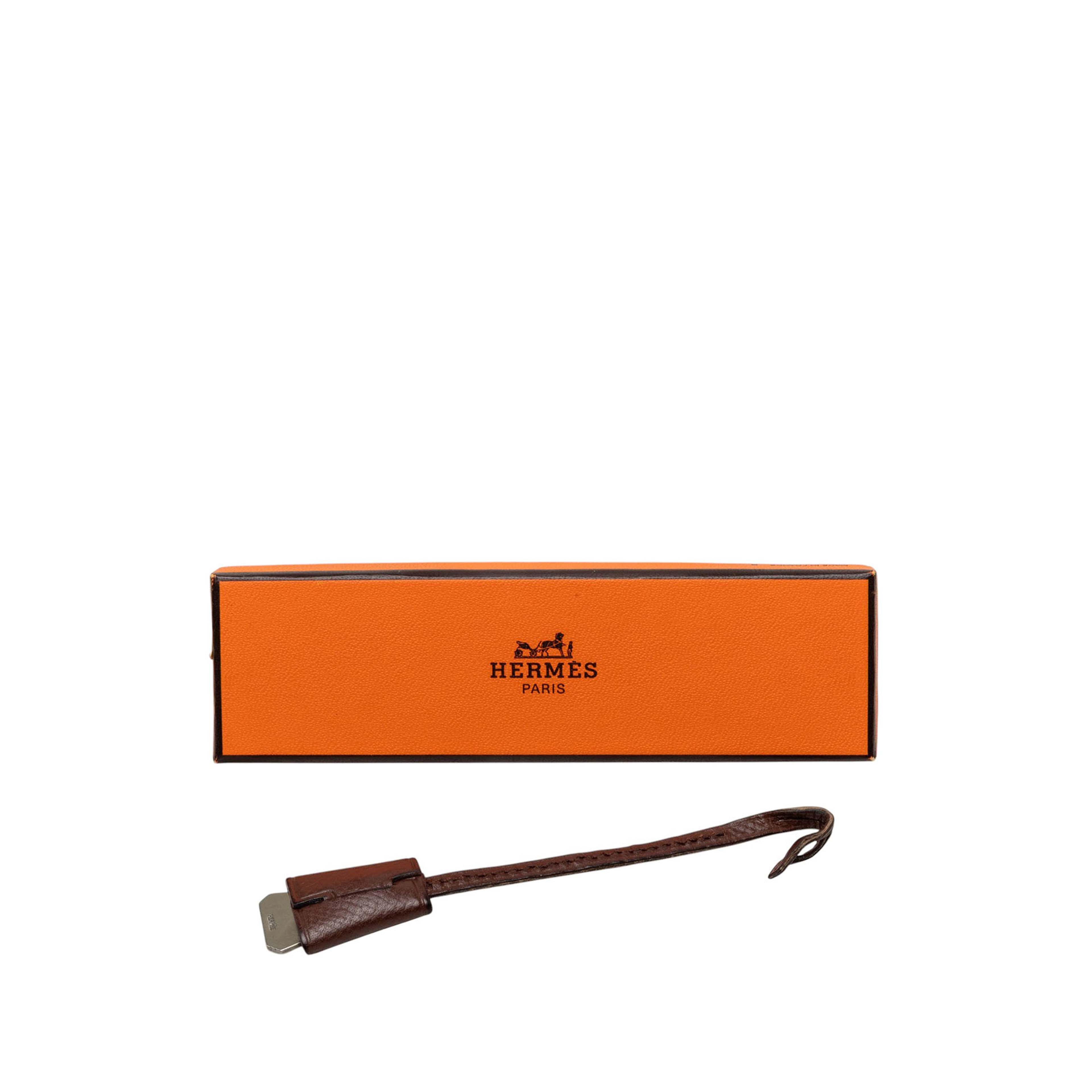 Hermès Mini Epsom Clochette, från Luxclusif, i färgen brun. Klicka för att öppna bilden i stort format