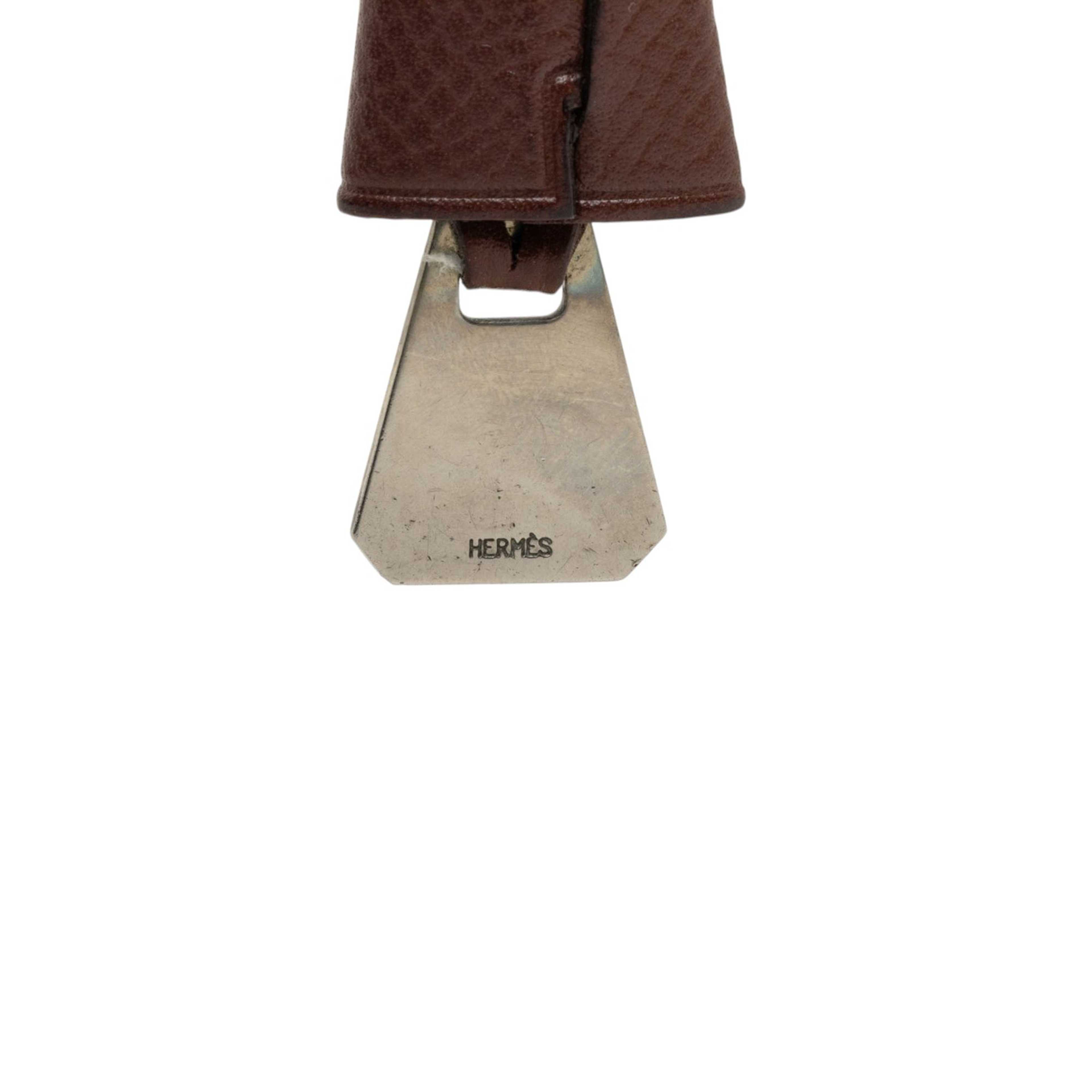 Hermès Mini Epsom Clochette, från Luxclusif, i färgen brun. Klicka för att öppna bilden i stort format