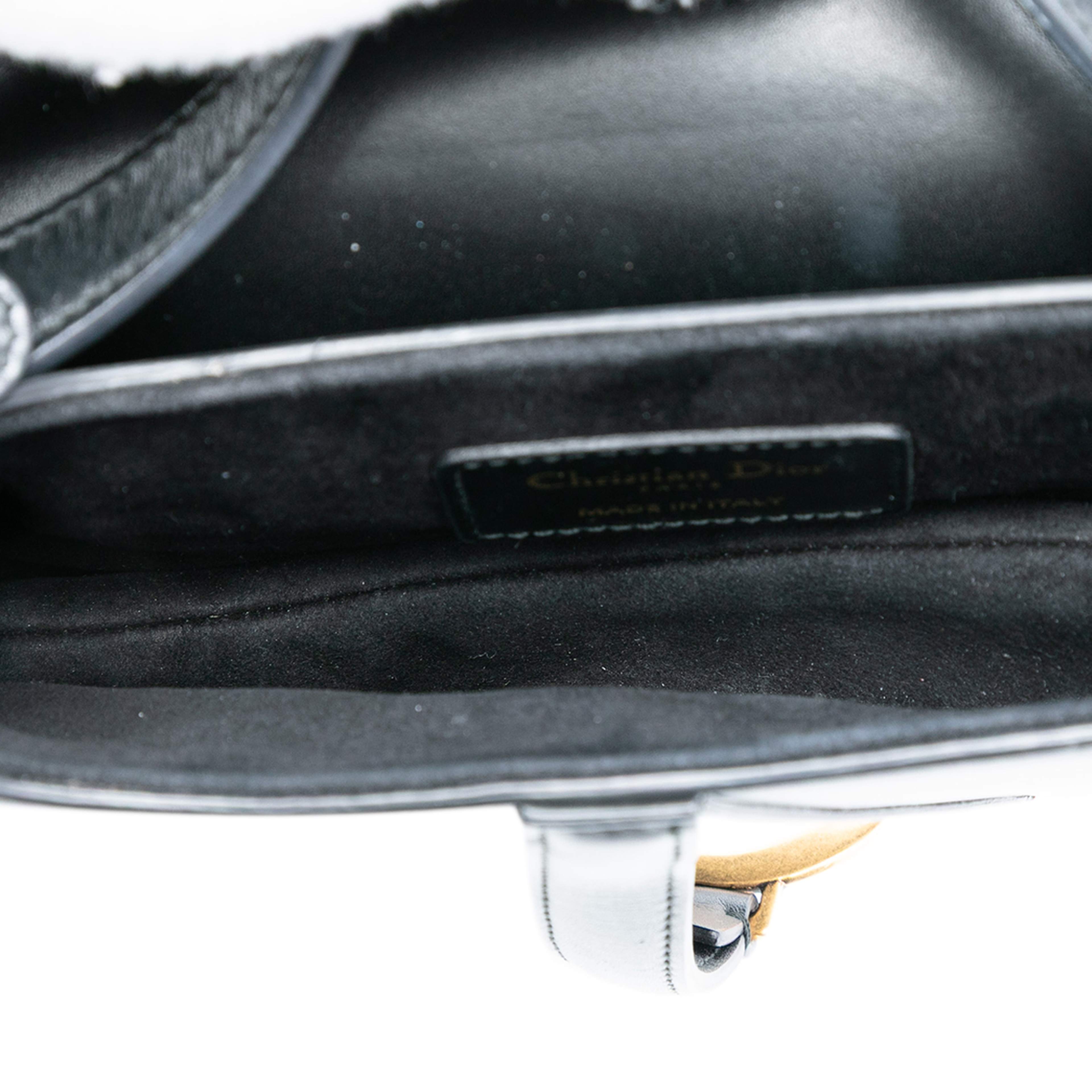 Dior Mini Leather Saddle Bag, från Luxclusif, i färgen black. Klicka för att öppna bilden i stort format