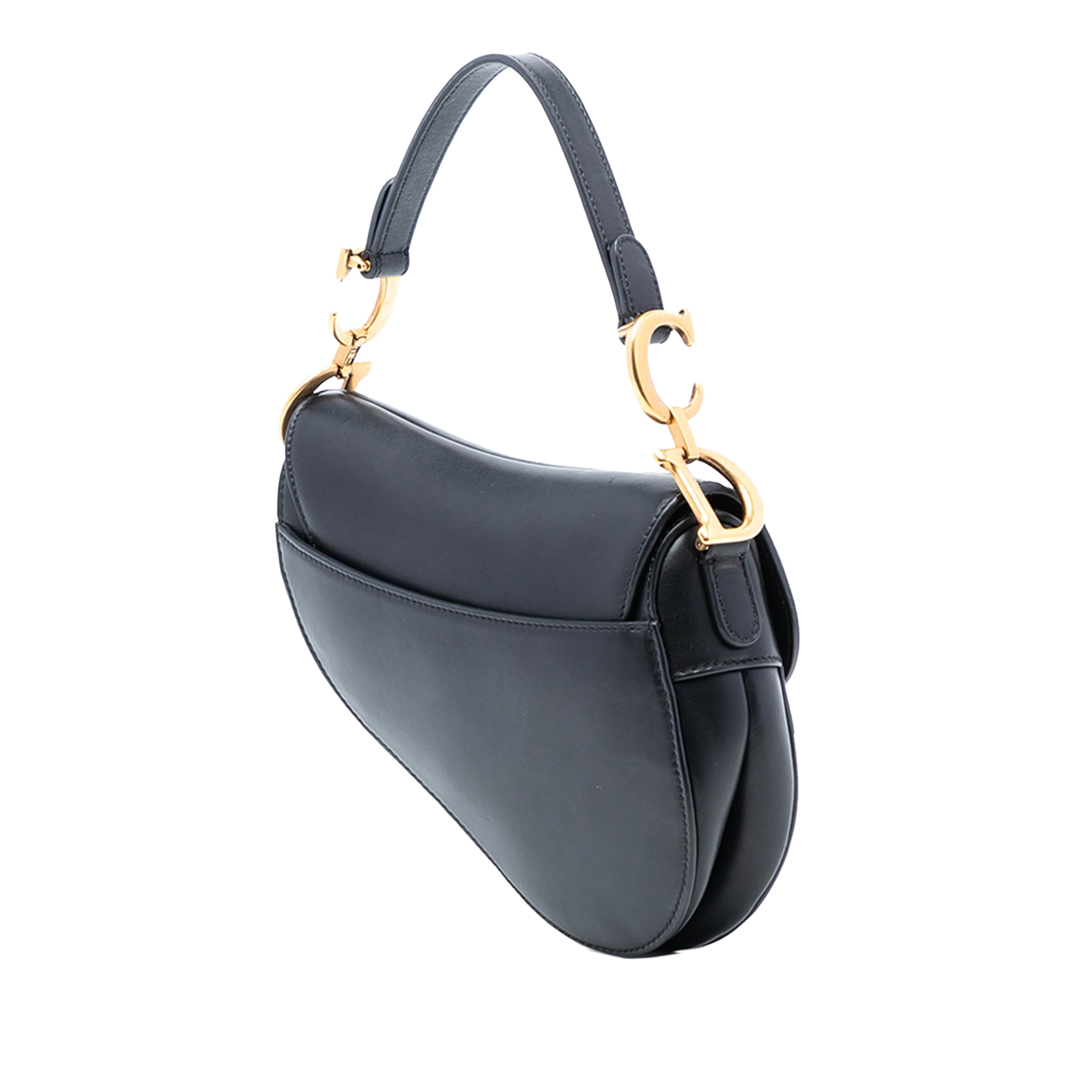 Dior Mini Leather Saddle Bag, från Luxclusif, i färgen black. Klicka för att öppna bilden i stort format