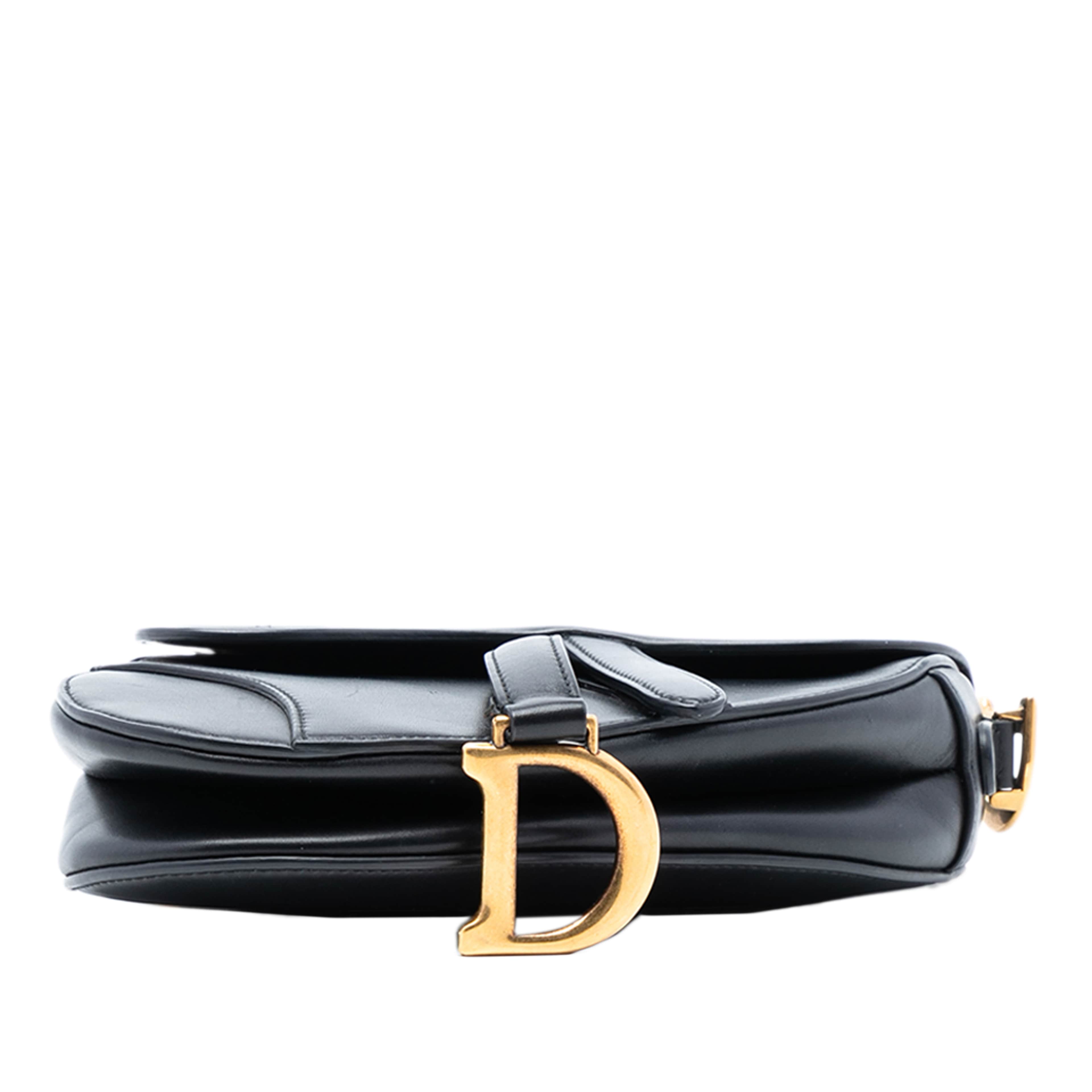 Dior Mini Leather Saddle Bag, från Luxclusif, i färgen black. Klicka för att öppna bilden i stort format
