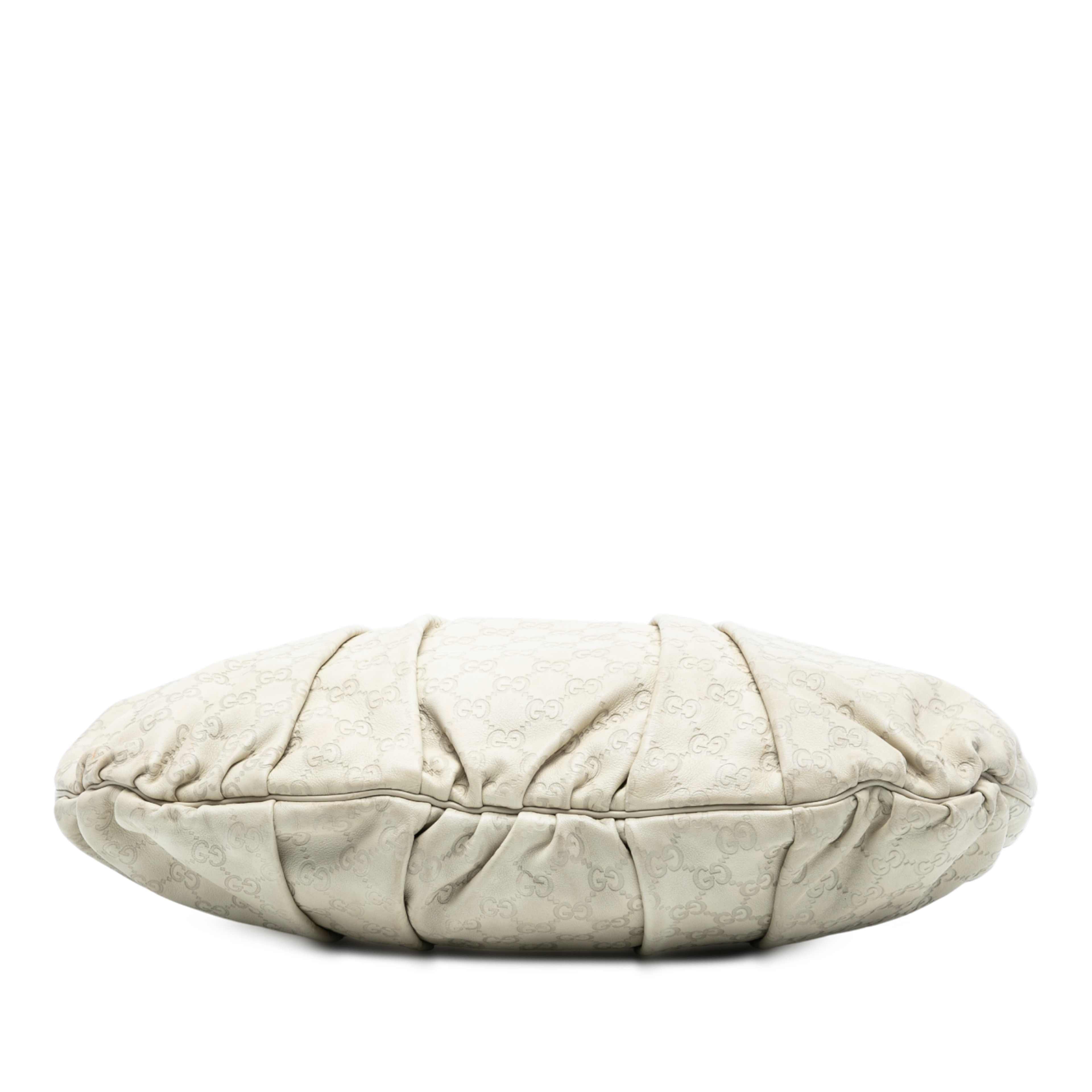 Gucci Large Guccissima Hysteria Satchel, från Luxclusif, i färgen white. Klicka för att öppna bilden i stort format